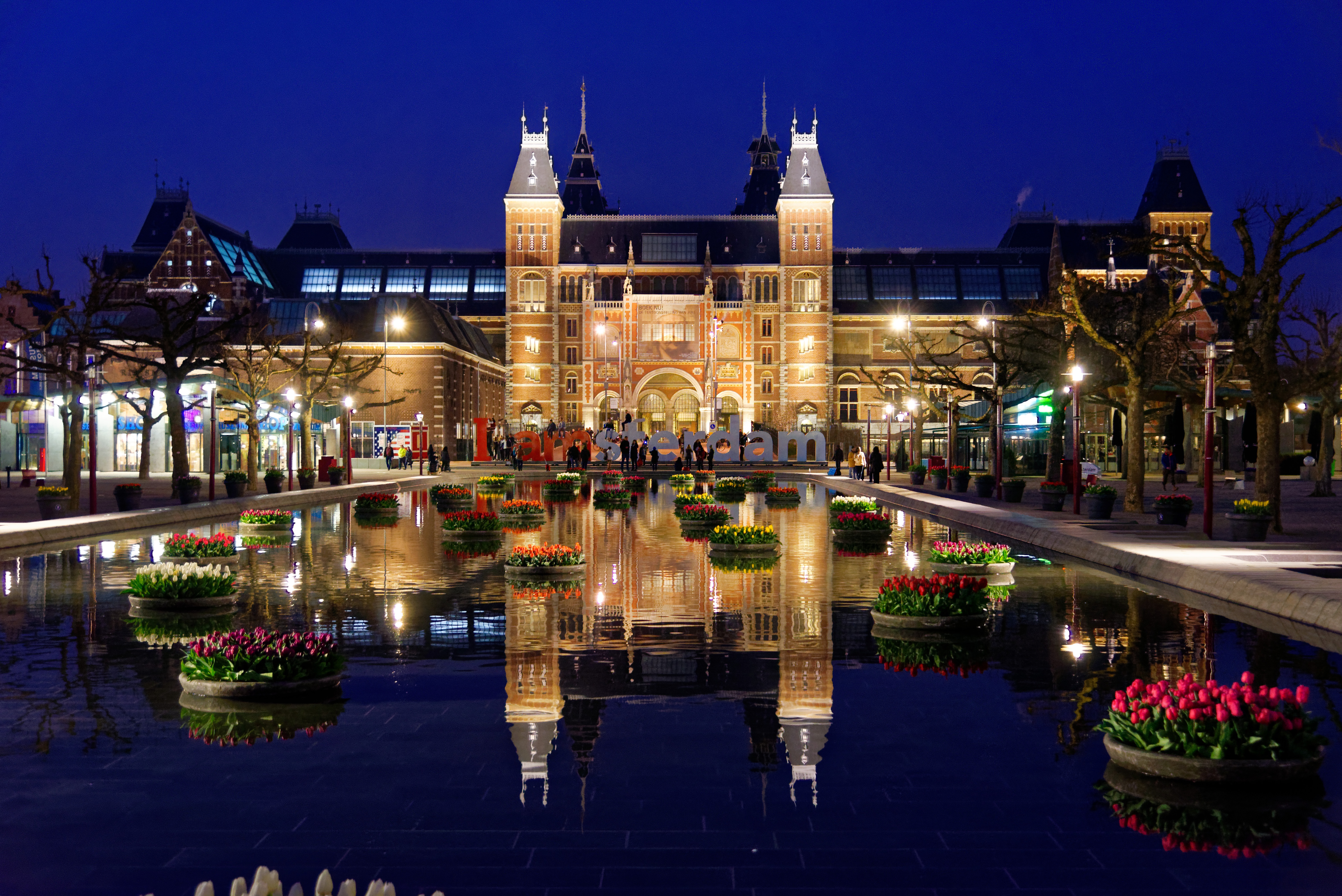 PCデスクトップに街, 反射, 花, オランダ, 夜, アムステルダム, マンメイド, 美術館画像を無料でダウンロード