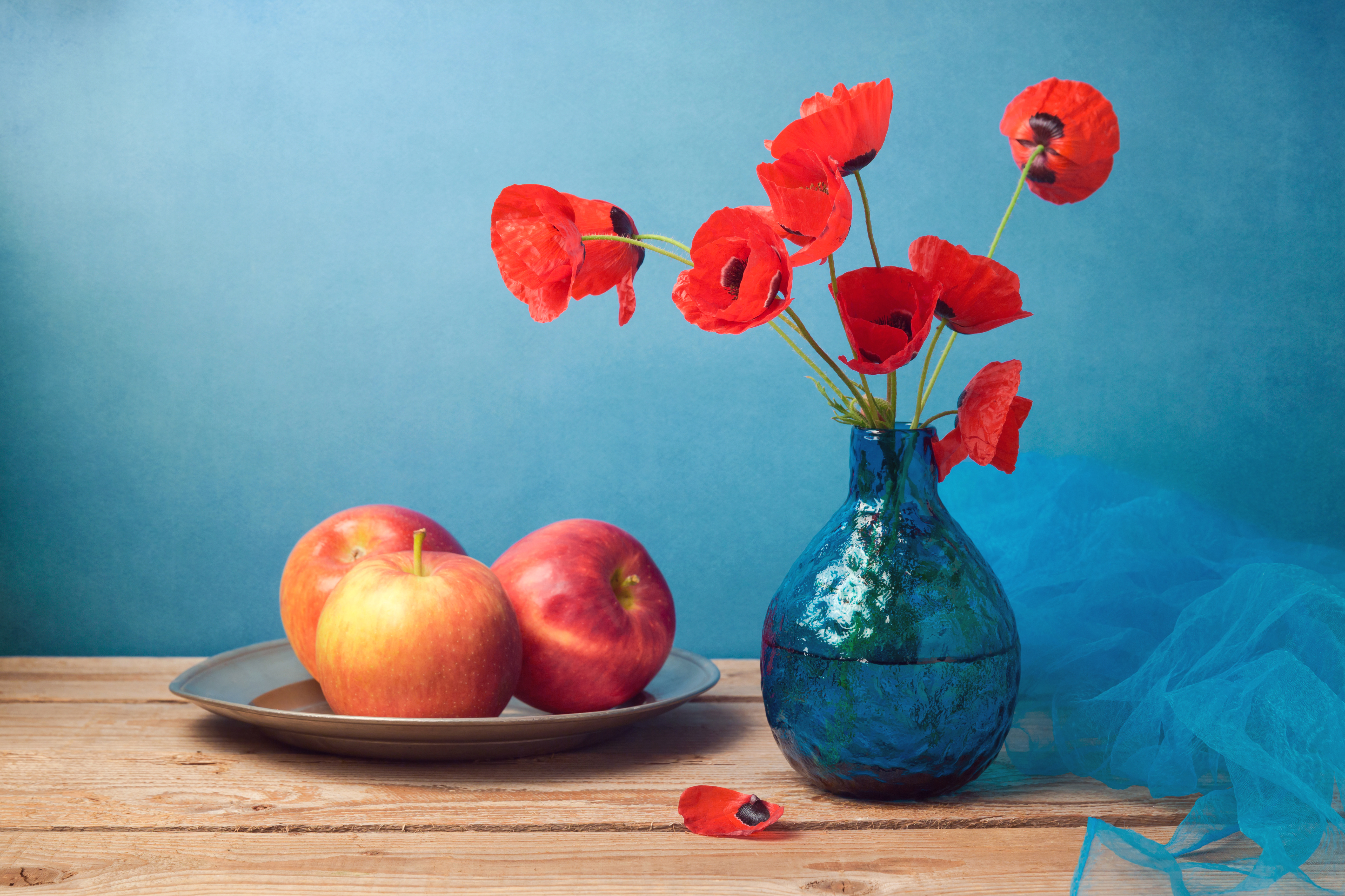 Handy-Wallpaper Mohn, Vase, Apfel, Fotografie, Rote Blume, Stillleben kostenlos herunterladen.