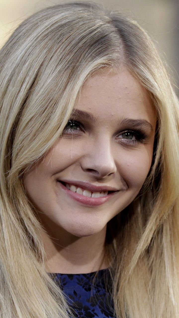 Baixar papel de parede para celular de Sorriso, Loiro, Americano, Celebridade, Enfrentar, Atriz, Cabelo Loiro, Chloë Grace Moretz gratuito.