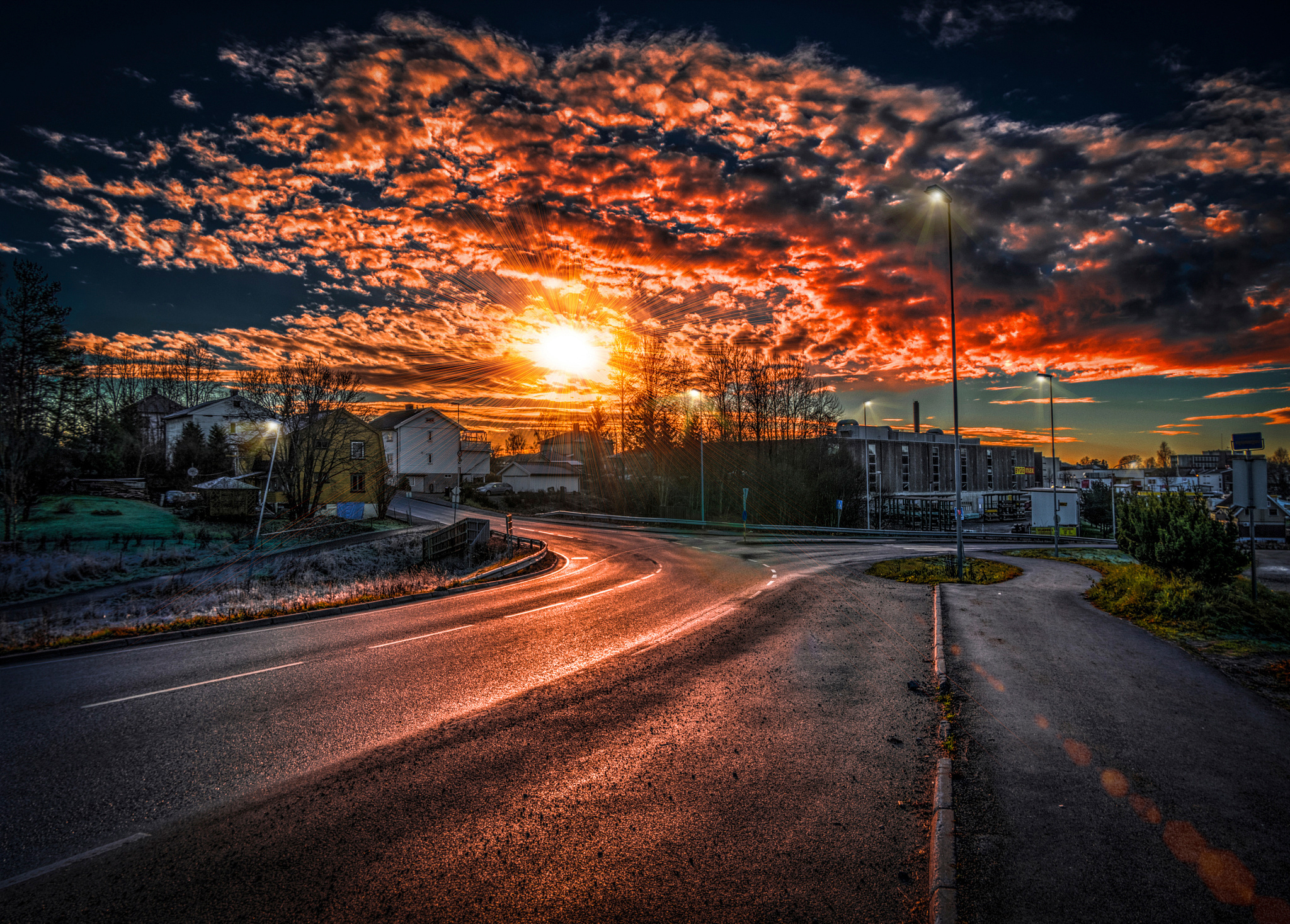 Скачать картинку Норвегия, Улица, Фотографии, Закат Солнца в телефон бесплатно.