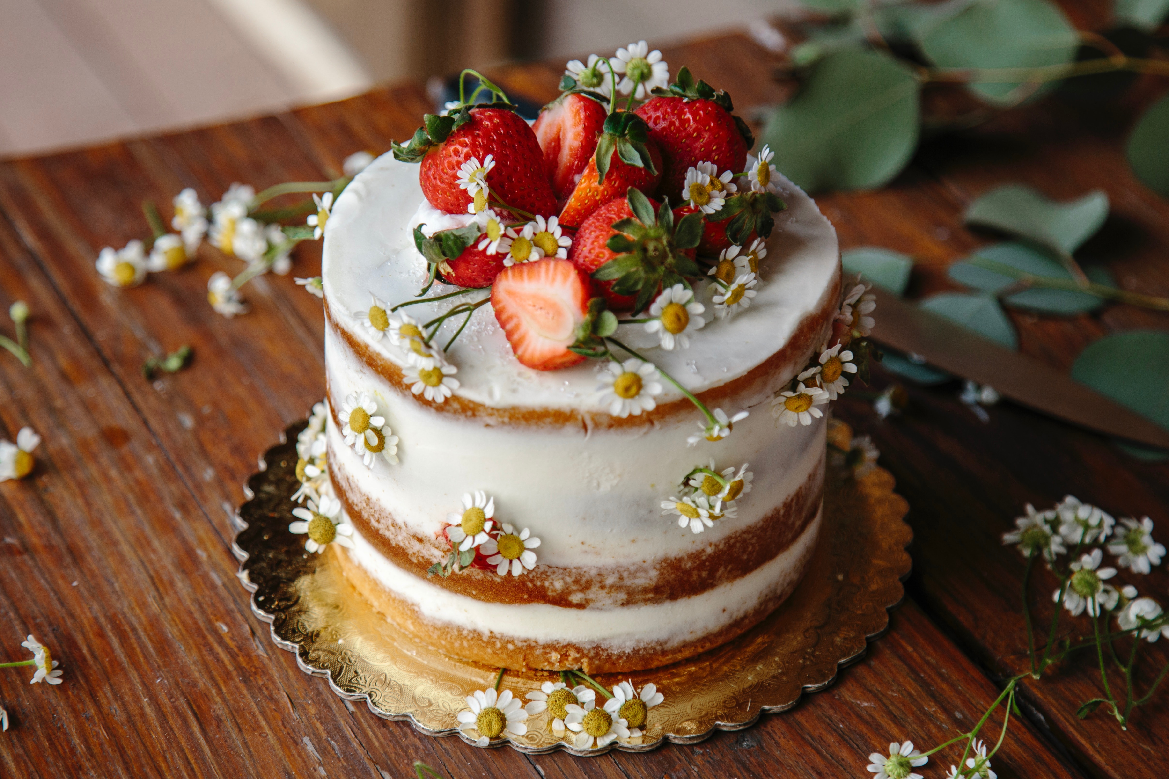 Free download wallpaper Food, Strawberry, Dessert, Still Life, Cake, Fruit, Chamomile on your PC desktop