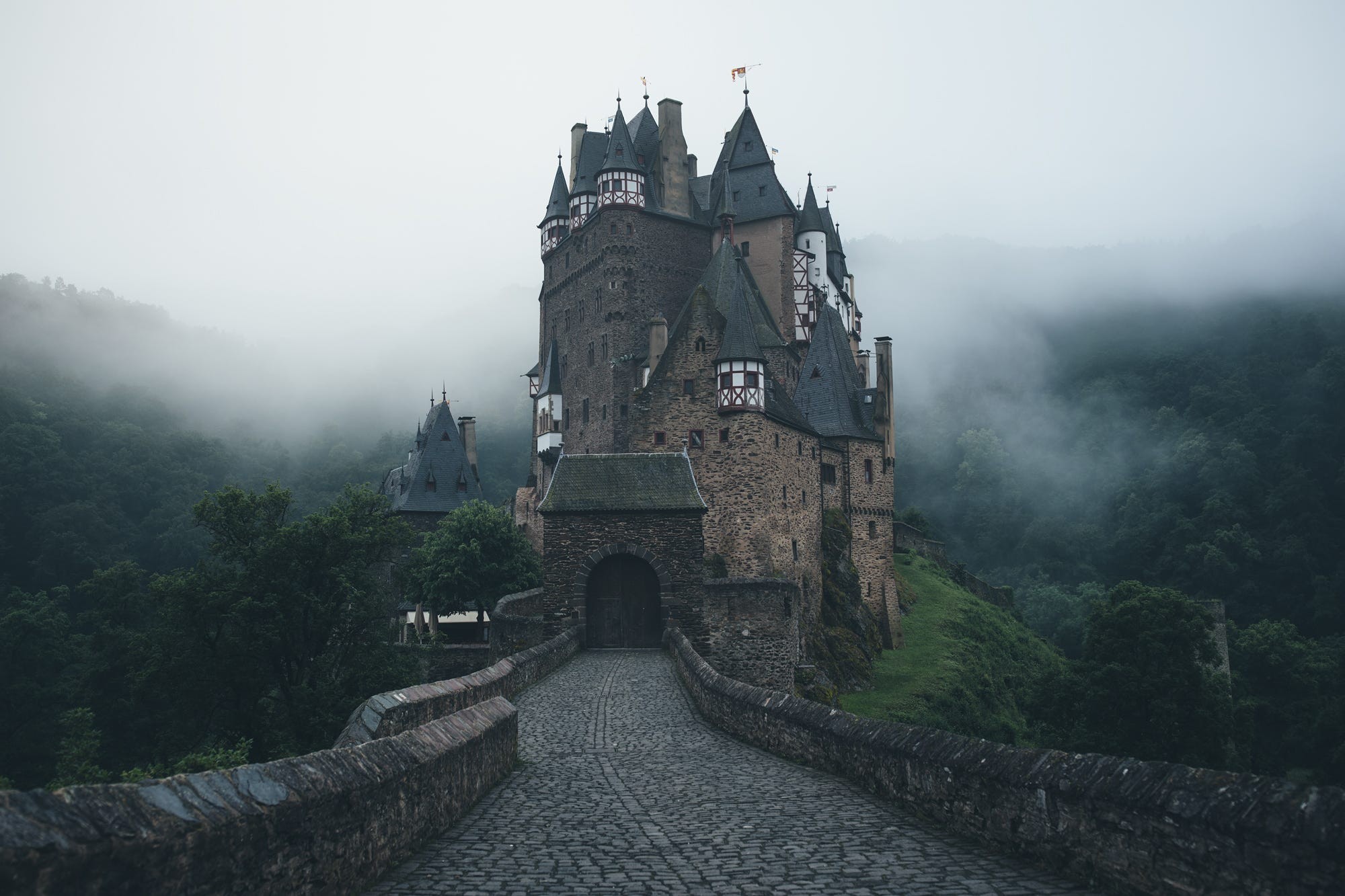 Handy-Wallpaper Nebel, Wolke, Burg Eltz, Menschengemacht, Schloss kostenlos herunterladen.