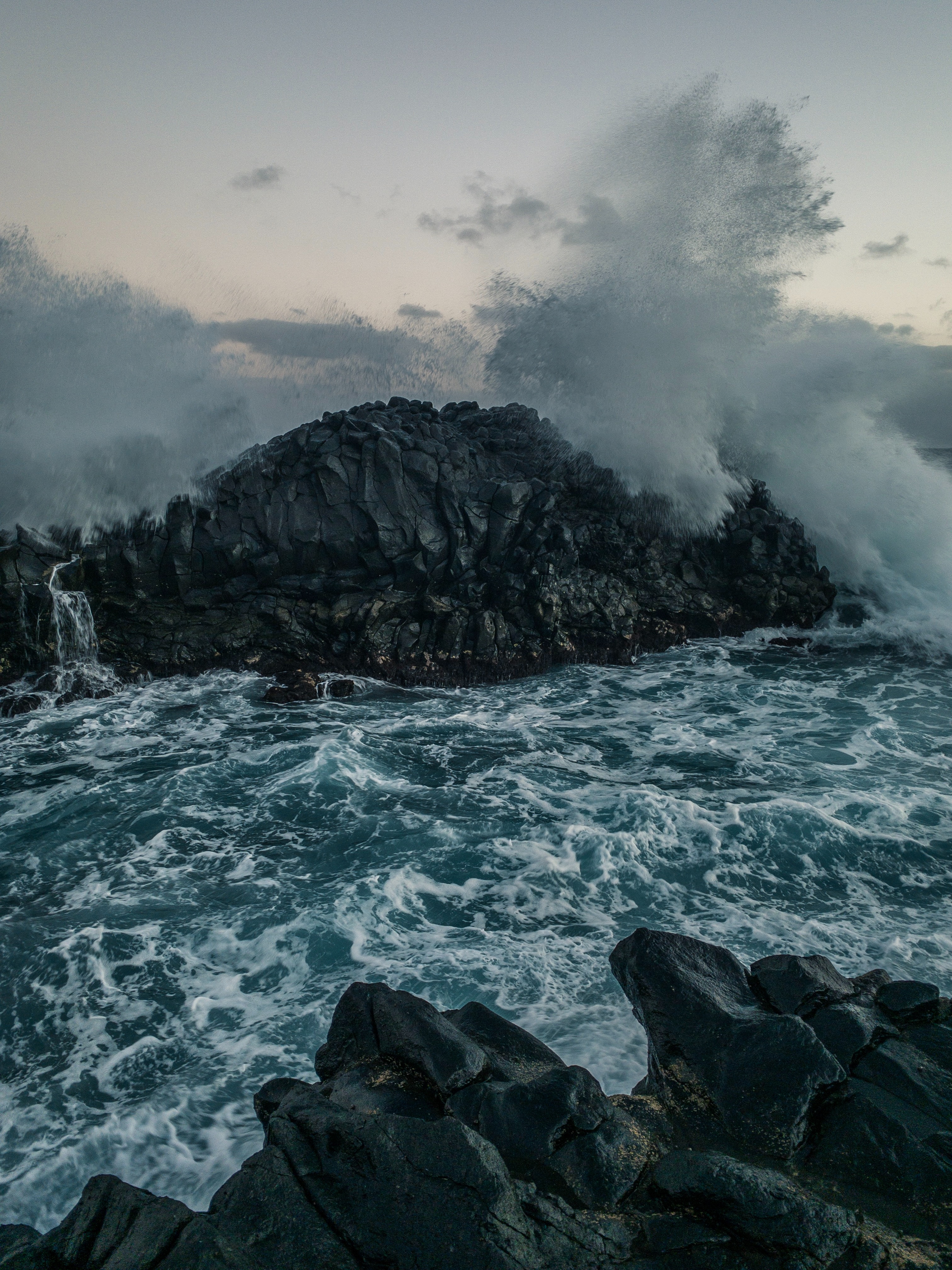 105987 скачать обои шторм, скалы, вода, природа, море, волны, брызги - заставки и картинки бесплатно