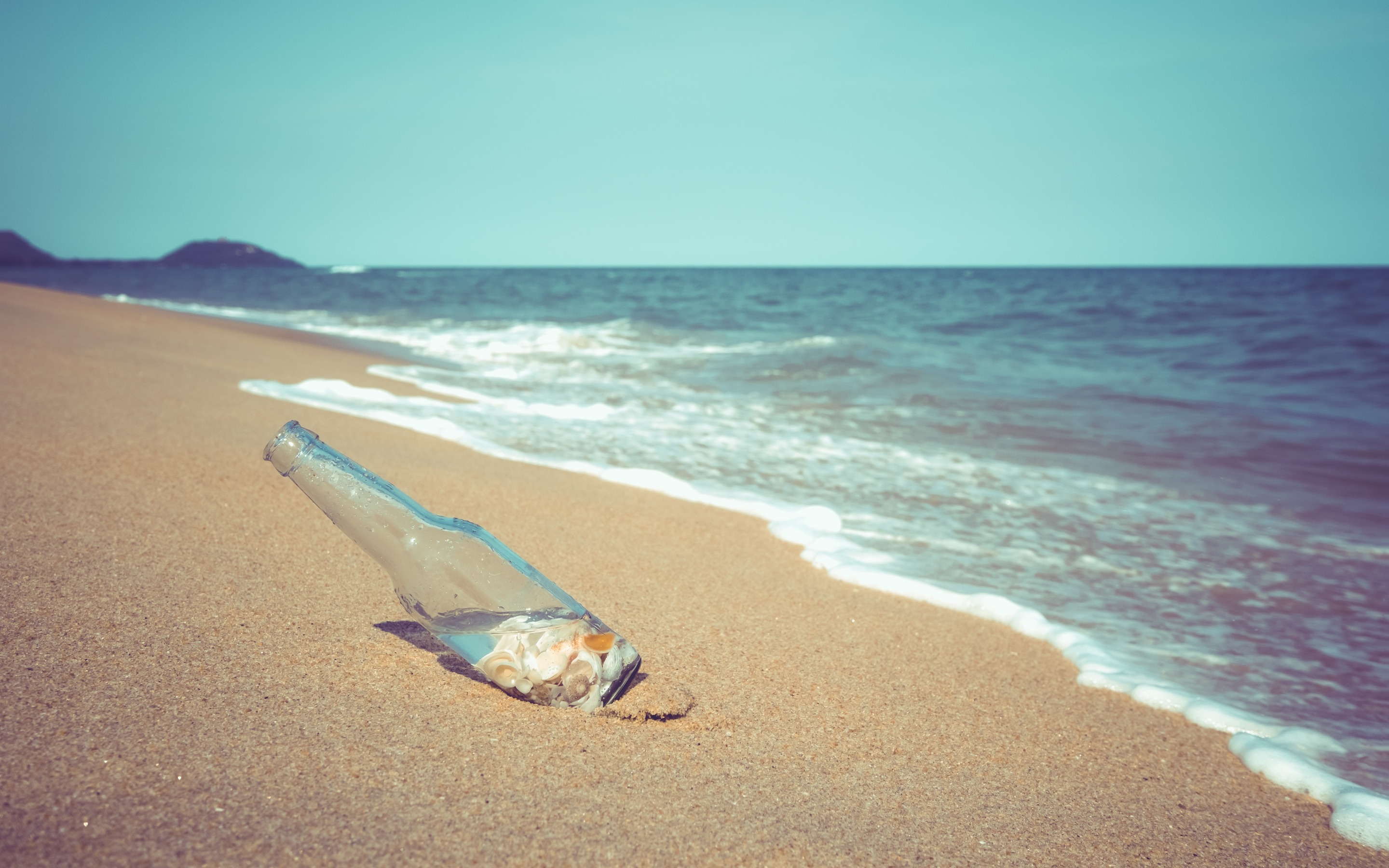 Скачать картинку Море, Пляж, Песок, Ракушки, Бутылка, Фотографии в телефон бесплатно.