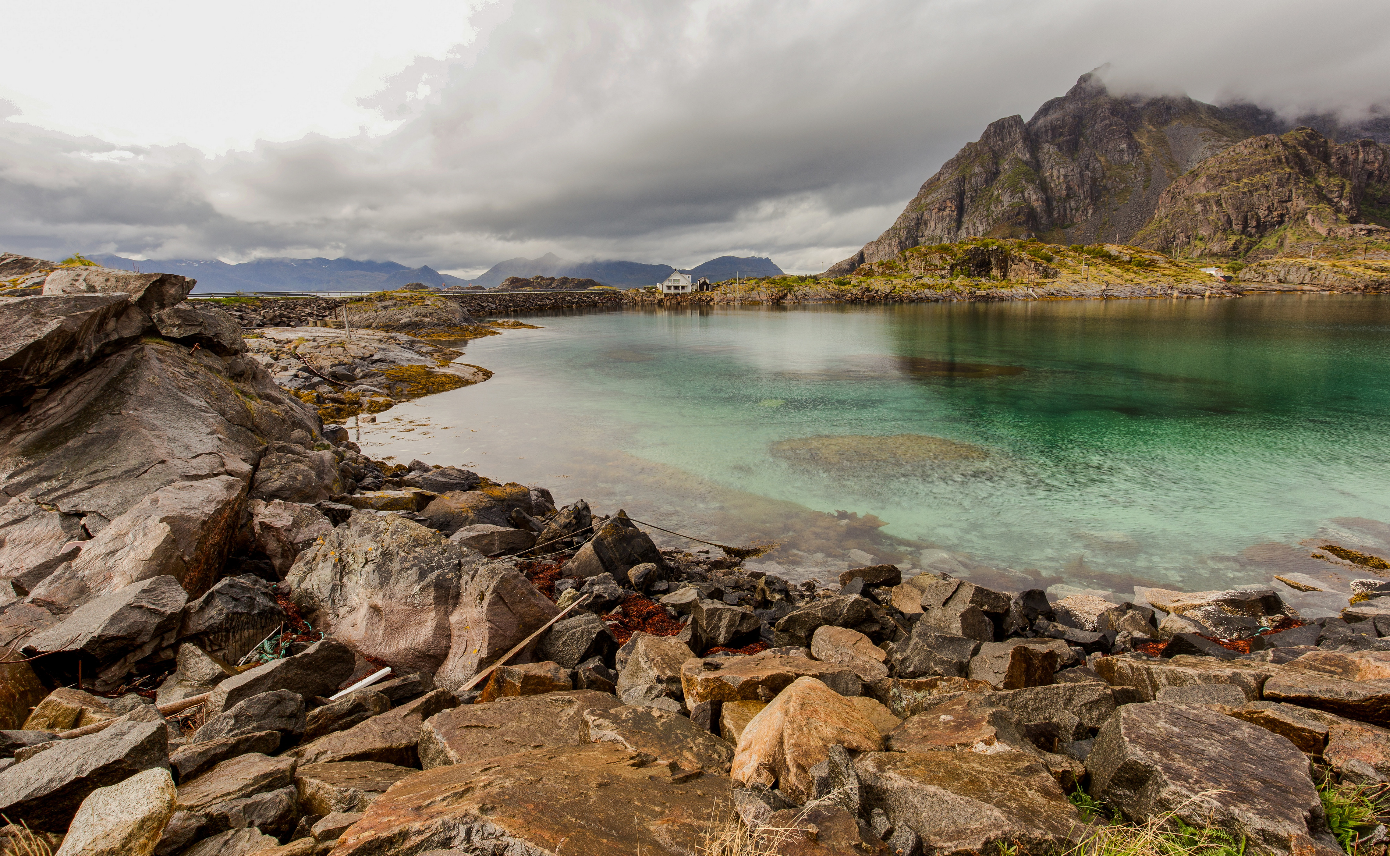 Скачати мобільні шпалери Гора, Озеро, Норвегія, Фотографія, Лофотен безкоштовно.