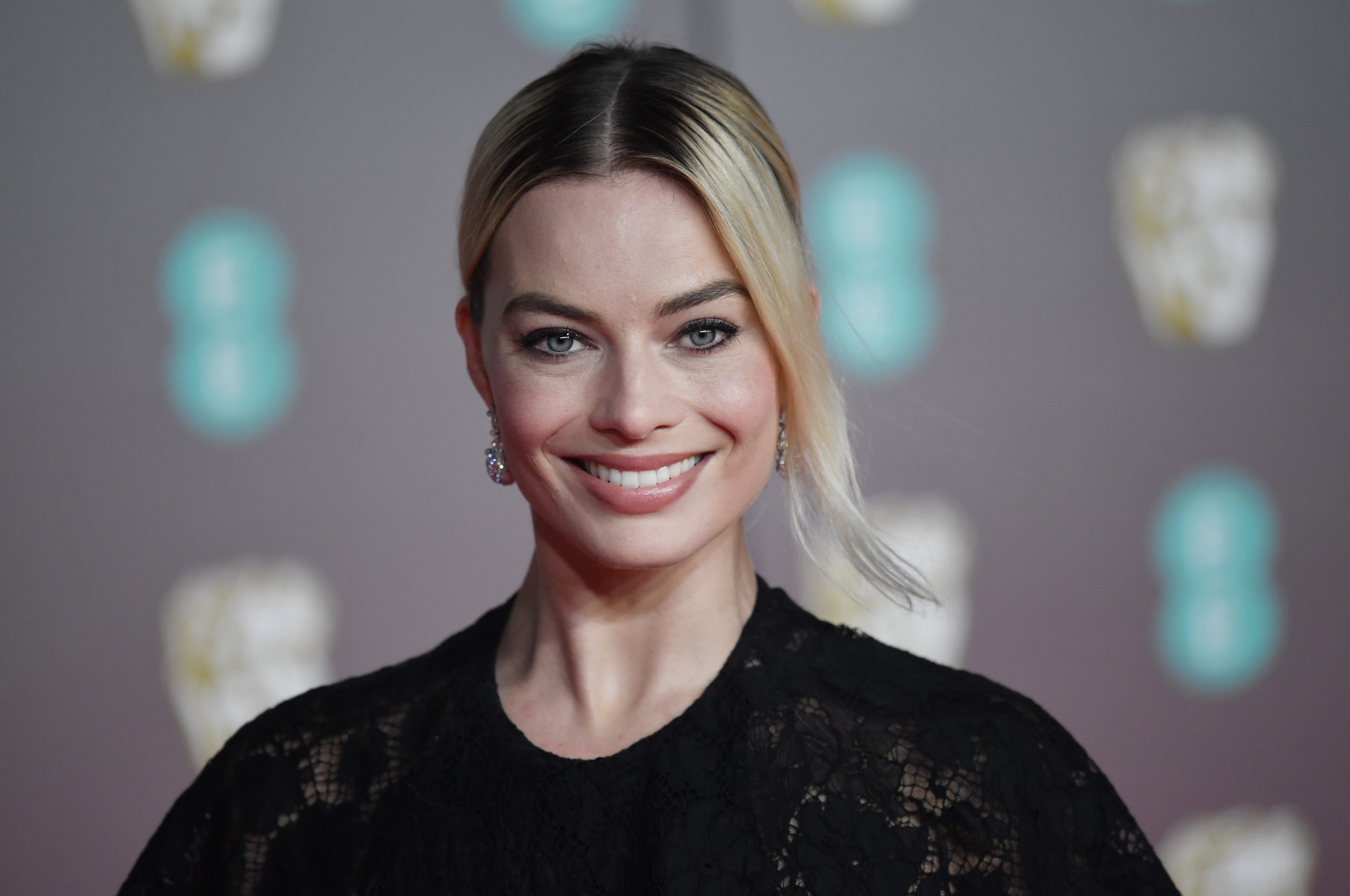 Baixe gratuitamente a imagem Sorriso, Australiano, Olhos Azuis, Celebridade, Atriz, Cabelo Loiro, Margot Robbie na área de trabalho do seu PC