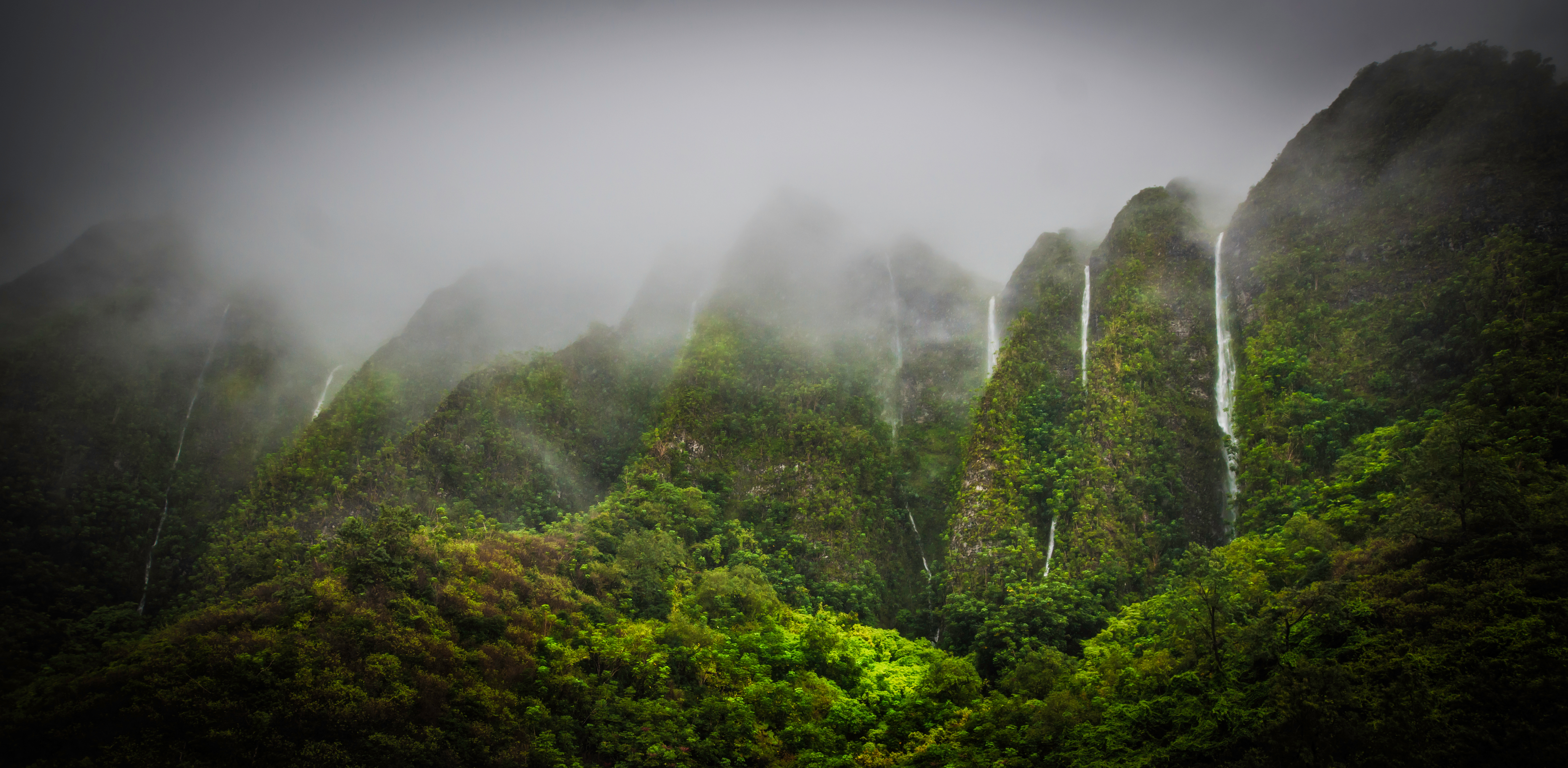 1522724 скачать обои гавайи, тропики, туман, земля/природа, водопад, джунгли, гора, оаху, водопады - заставки и картинки бесплатно