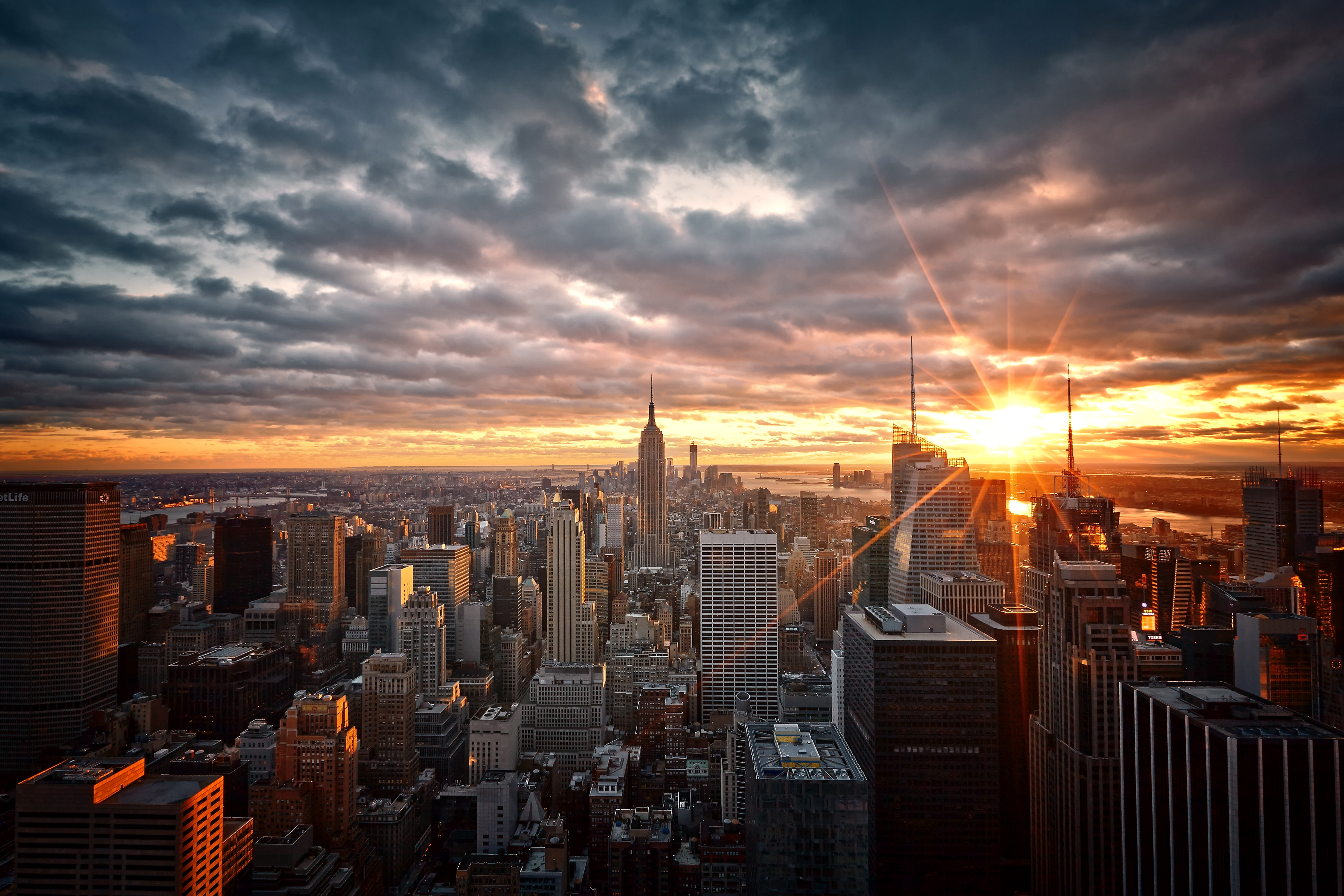 394720 скачать обои рассвет, нью йорк, сша, города, сделано человеком, антенна, здание, город, городской пейзаж, облака, горизонт, небоскрёб, солнечный луч - заставки и картинки бесплатно