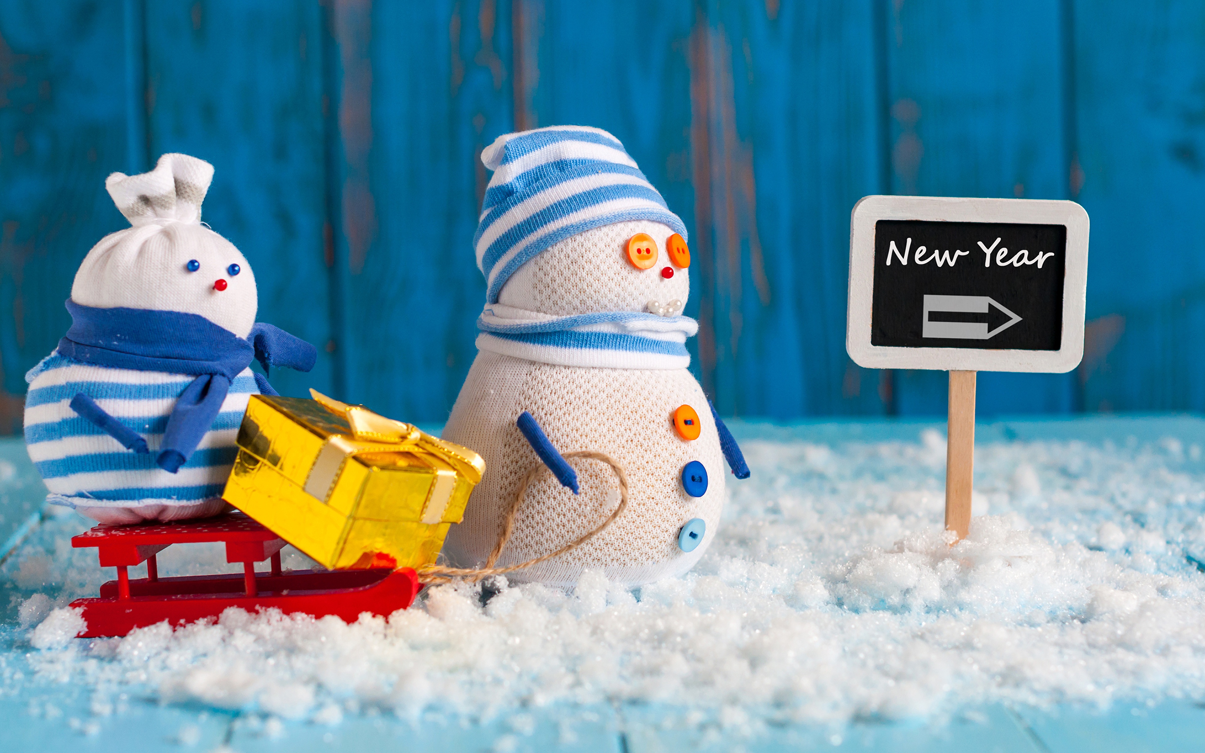 Free download wallpaper New Year, Snowman, Christmas, Holiday, Toy, Box, Gift on your PC desktop