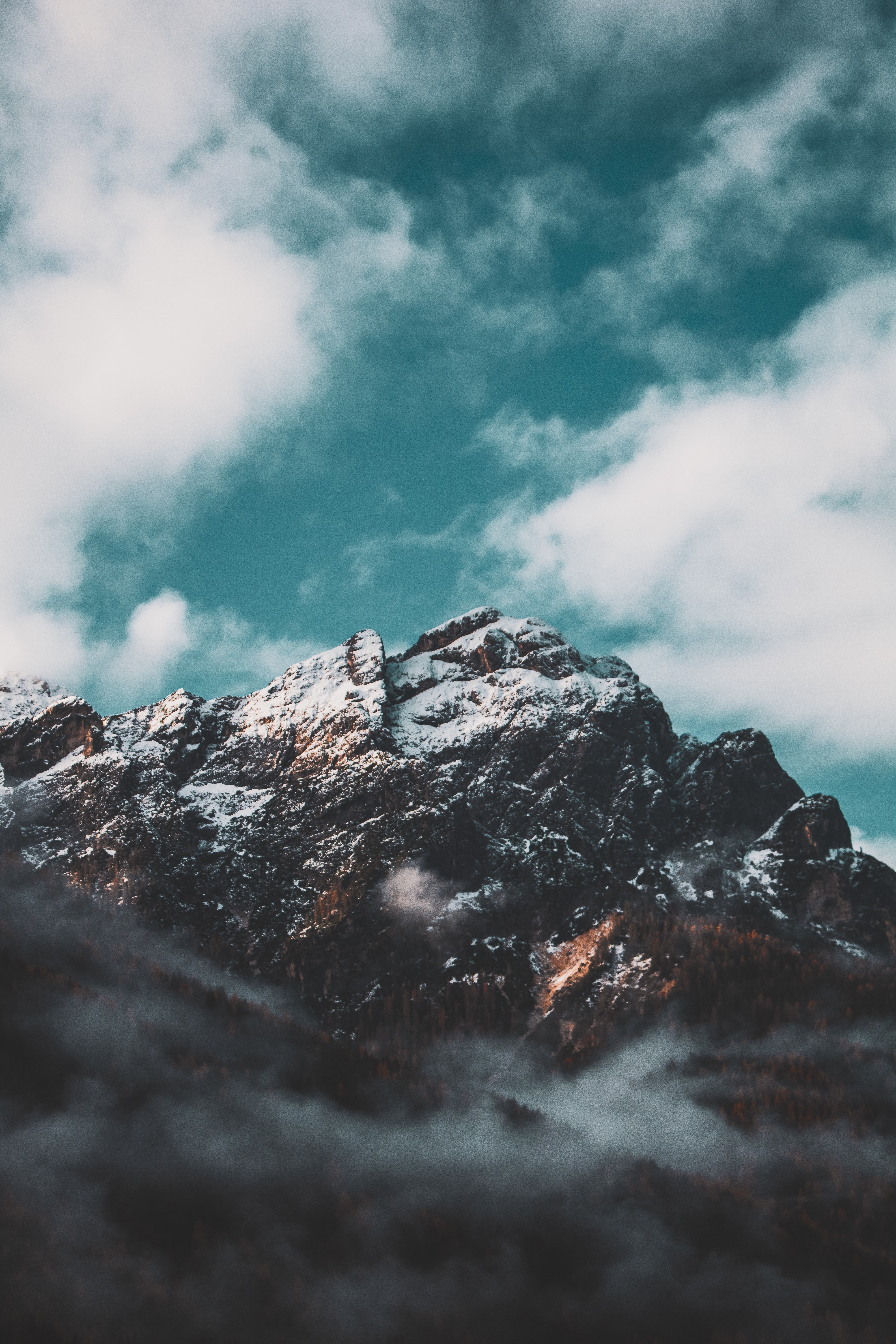 Скачать картинку Гора, Вершина, Облака, Небо, Природа, Снег, Италия в телефон бесплатно.