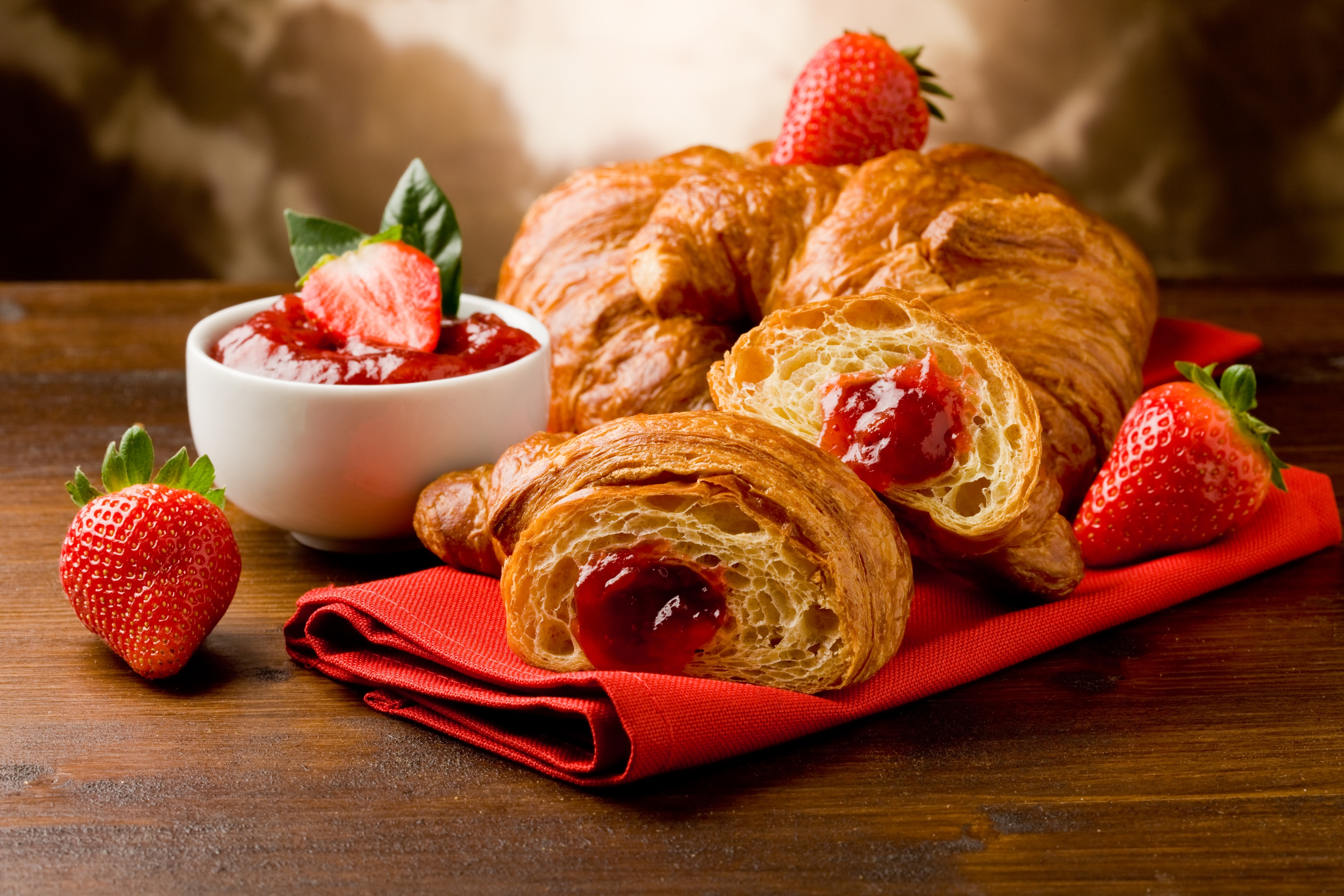 754515 Bild herunterladen nahrungsmittel, croissant, frühstuck, marmelade, erdbeere - Hintergrundbilder und Bildschirmschoner kostenlos