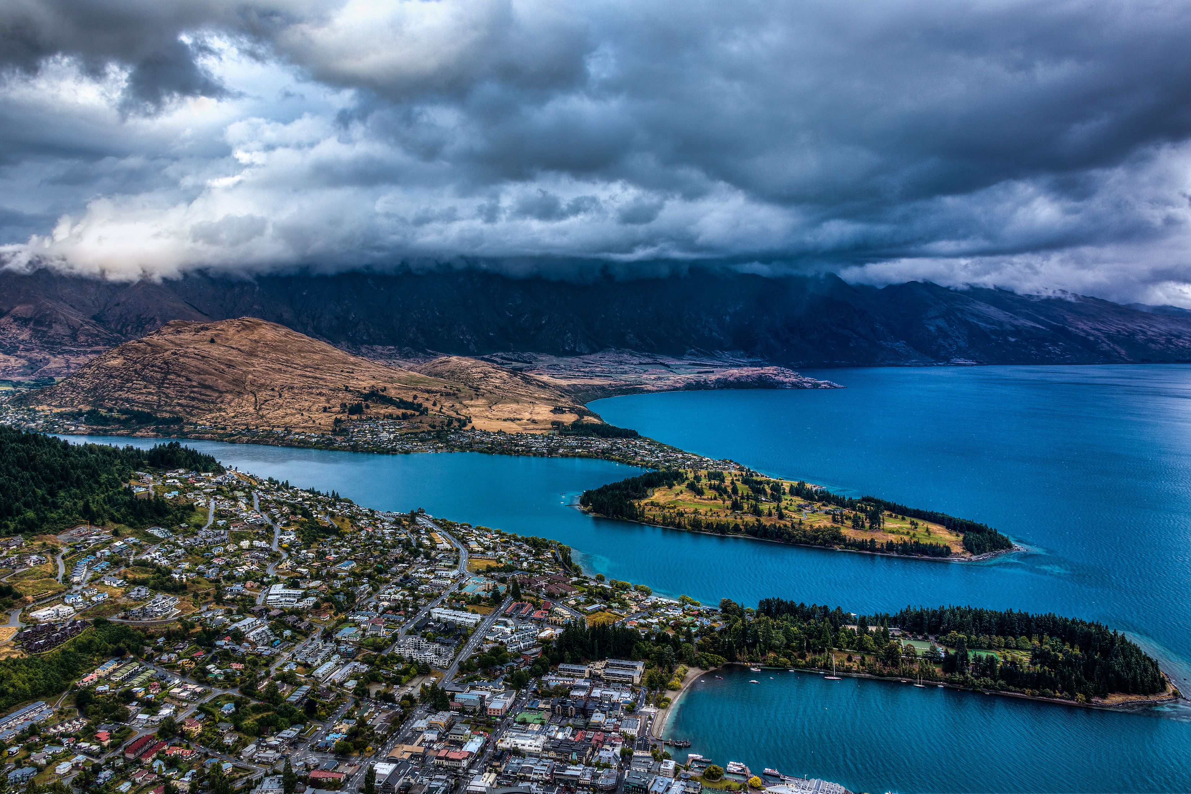 Скачать обои бесплатно Облака, Город, Вид Сверху, Новая Зеландия, Природа, Озеро, Горы картинка на рабочий стол ПК
