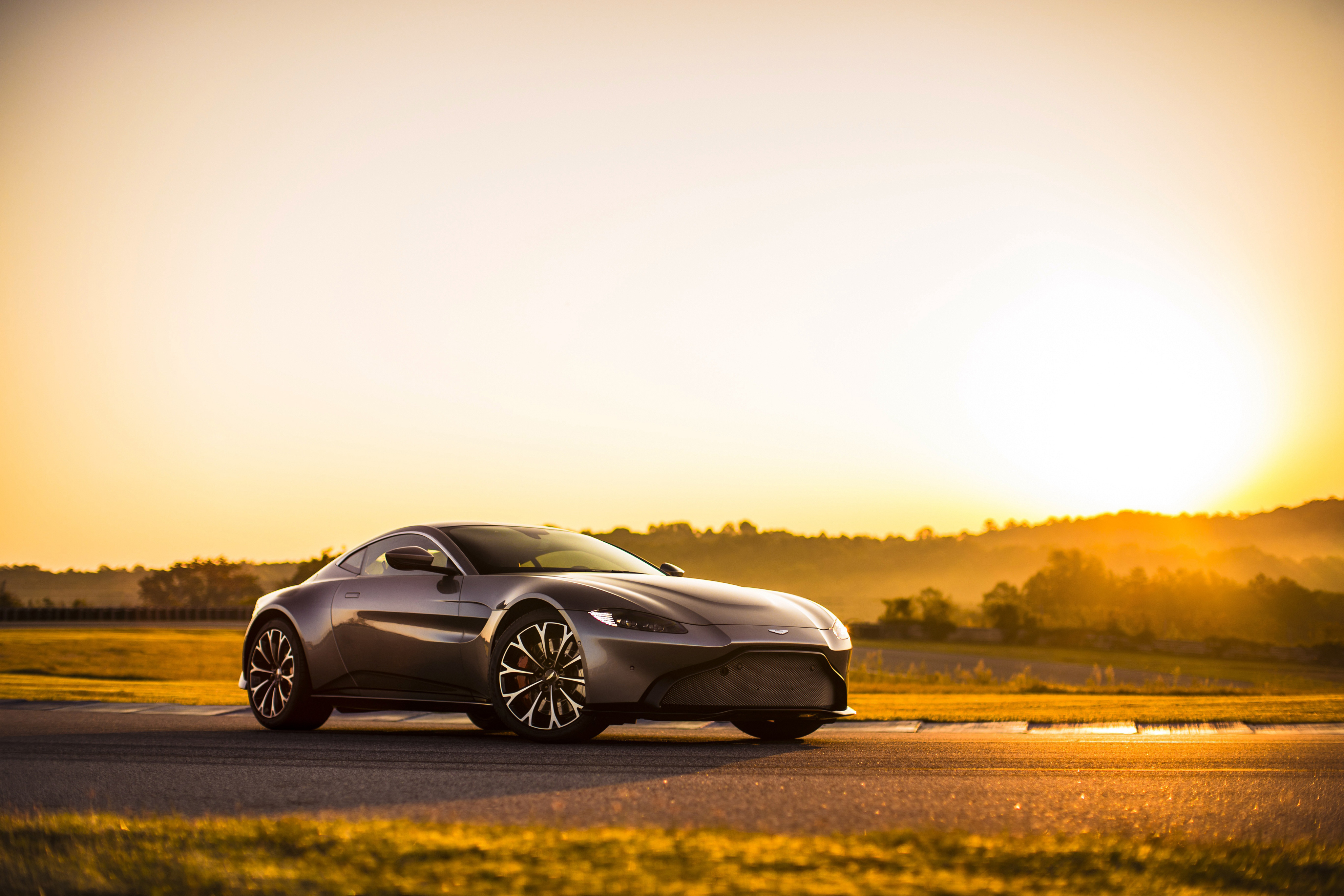 Handy-Wallpaper Aston Martin, Fahrzeuge, Aston Martin Vantage kostenlos herunterladen.