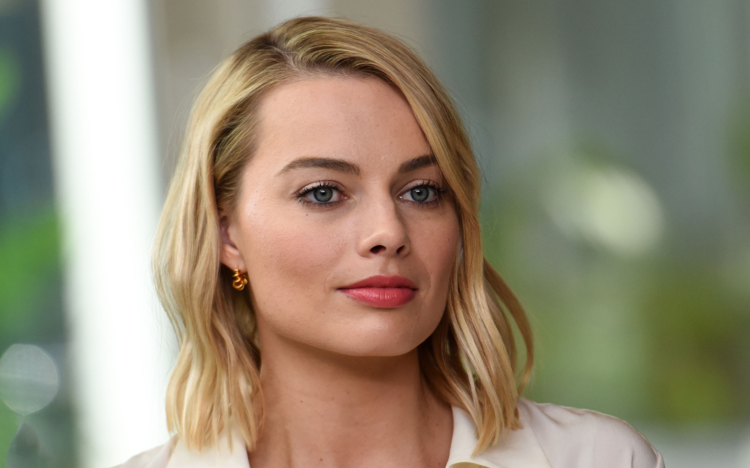 Download mobile wallpaper Blonde, Face, Blue Eyes, Celebrity, Actress, Lipstick, Margot Robbie for free.