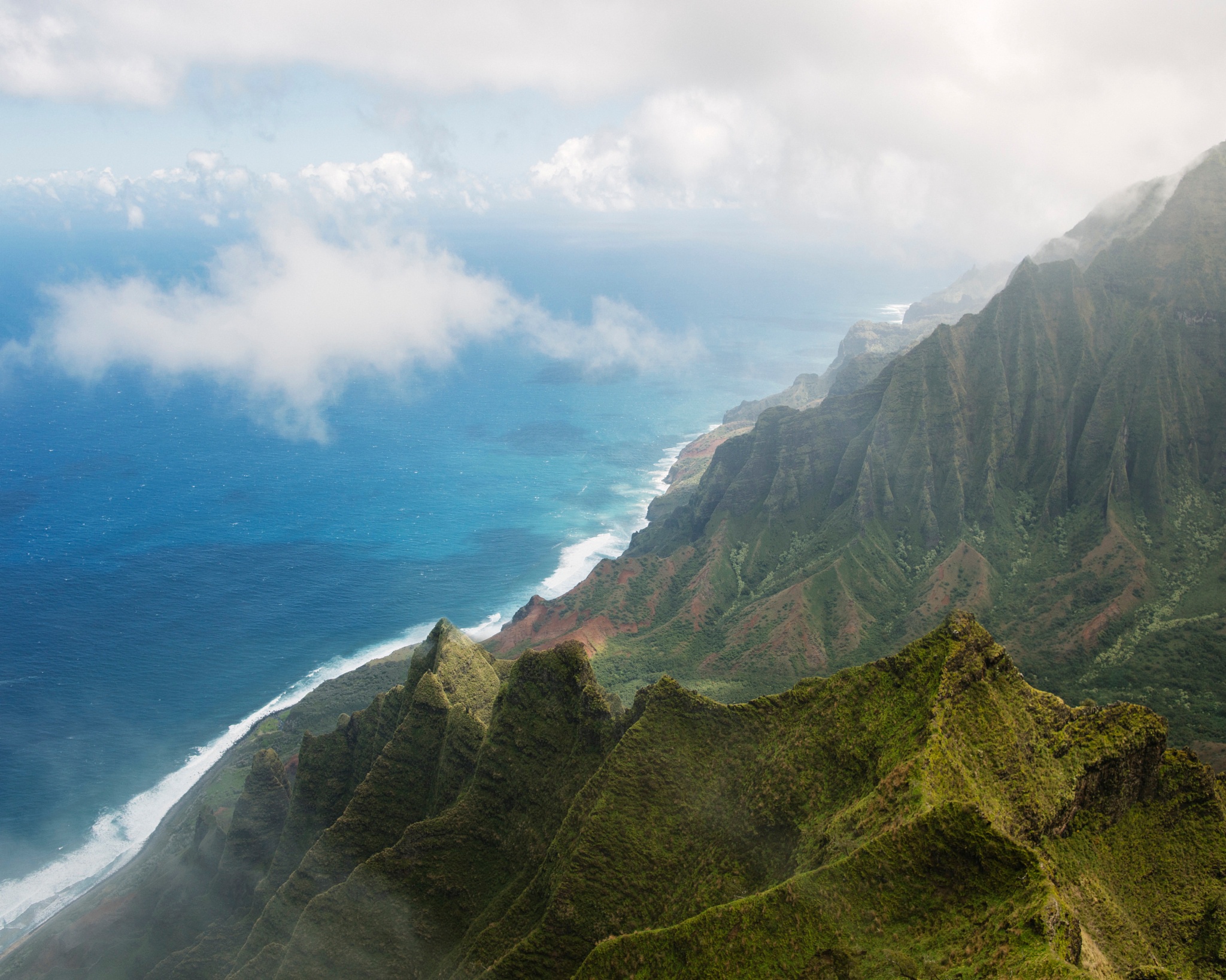 Скачать картинку Море, Гора, Туман, Тропический, Гавайи, Антенна, Земля/природа, Морской Пейзаж в телефон бесплатно.
