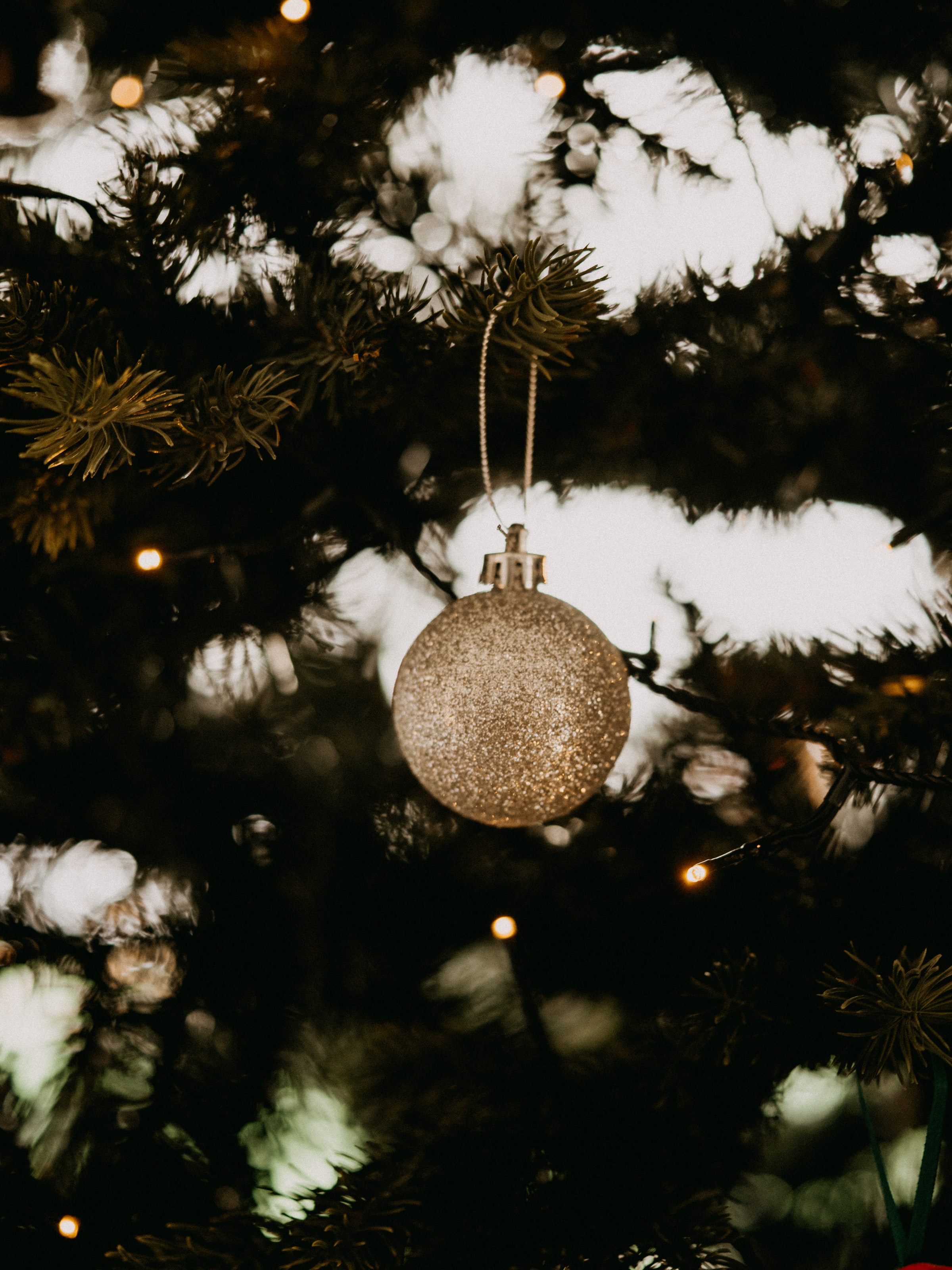 Free download wallpaper Ball, Christmas Tree, Garland, Decoration, Garlands, Holidays, New Year, Christmas on your PC desktop