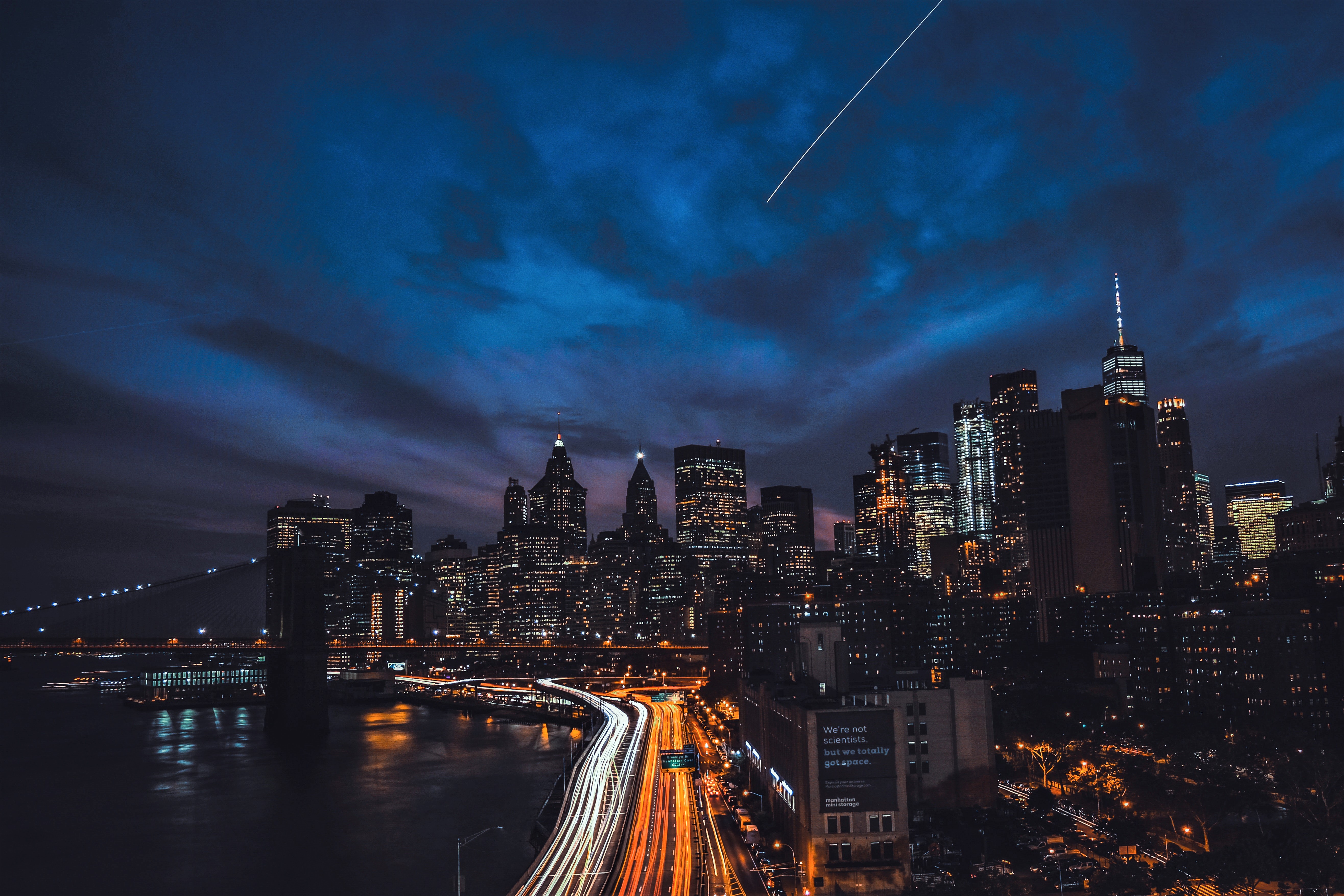 437502 скачать обои нью йорк, сделано человеком, мост, город, свет, метеор, ночь, небоскрёб, замедленная киносъёмка, города - заставки и картинки бесплатно