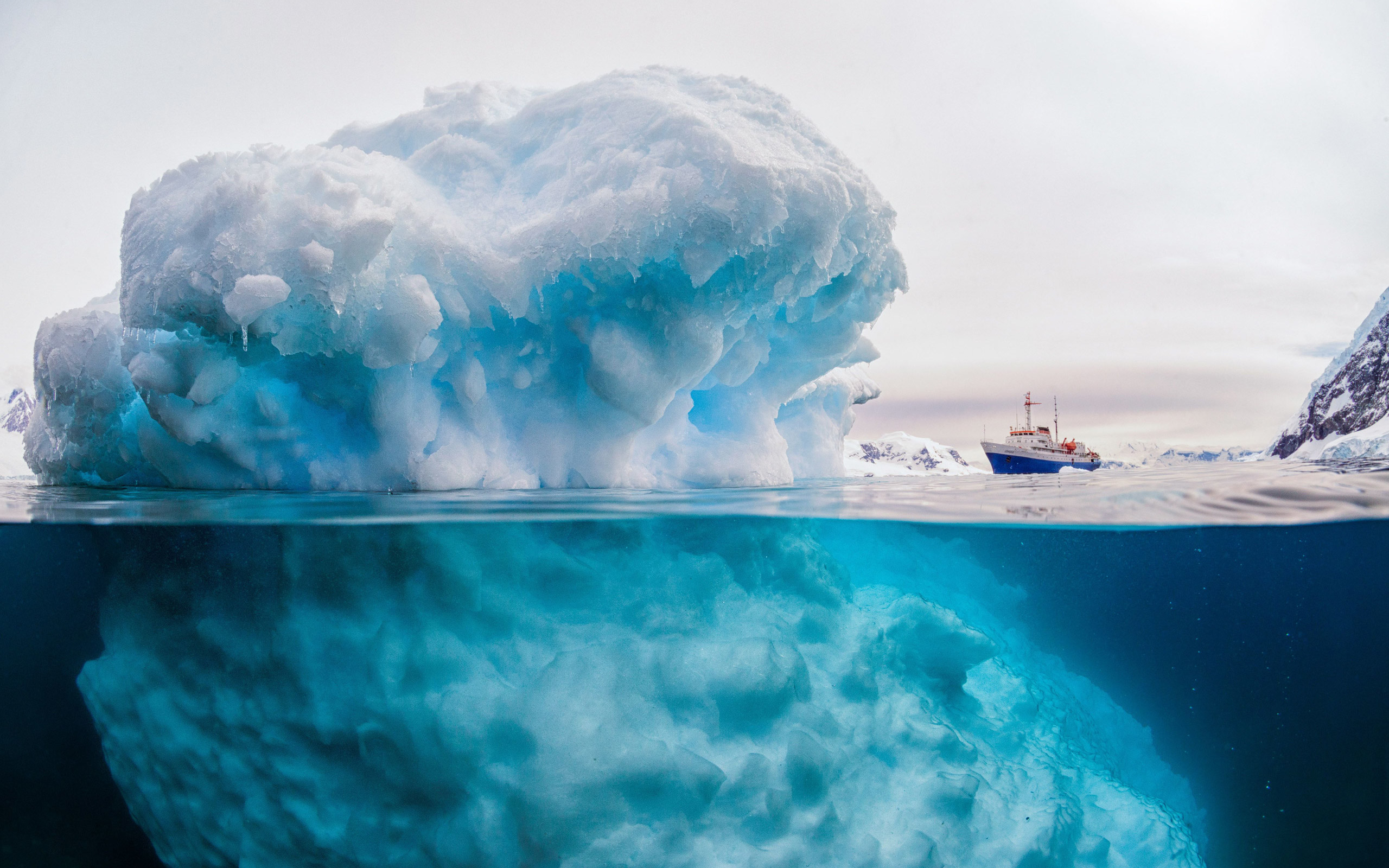 Скачать картинку Вода, Океан, Корабль, Айсберг, Подводный, Лёд, Земля/природа, Арктический в телефон бесплатно.