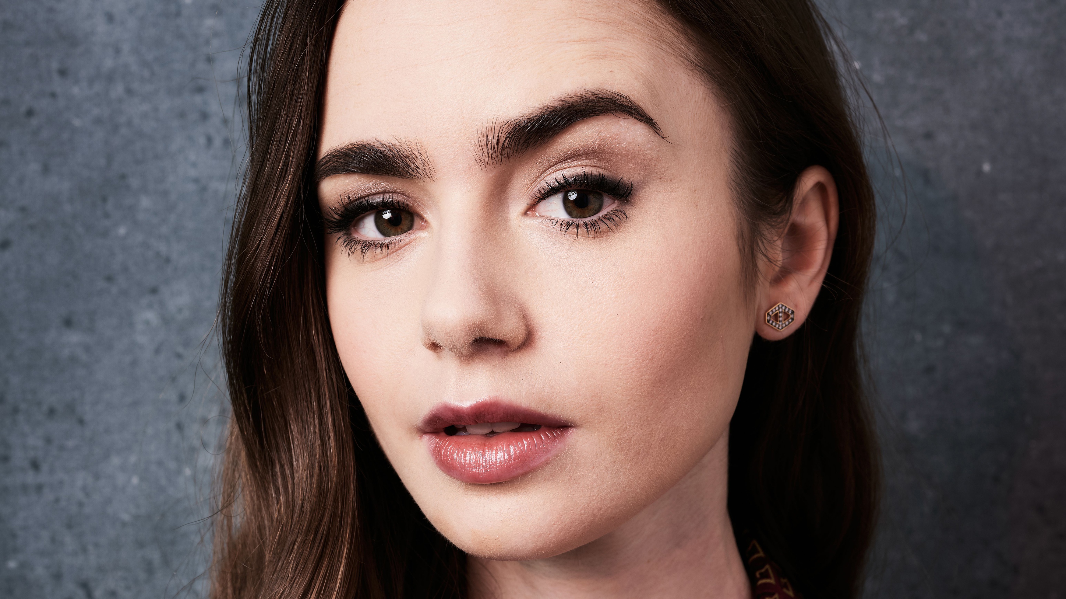 Download mobile wallpaper English, Face, Brunette, Celebrity, Brown Eyes, Actress, Lily Collins for free.