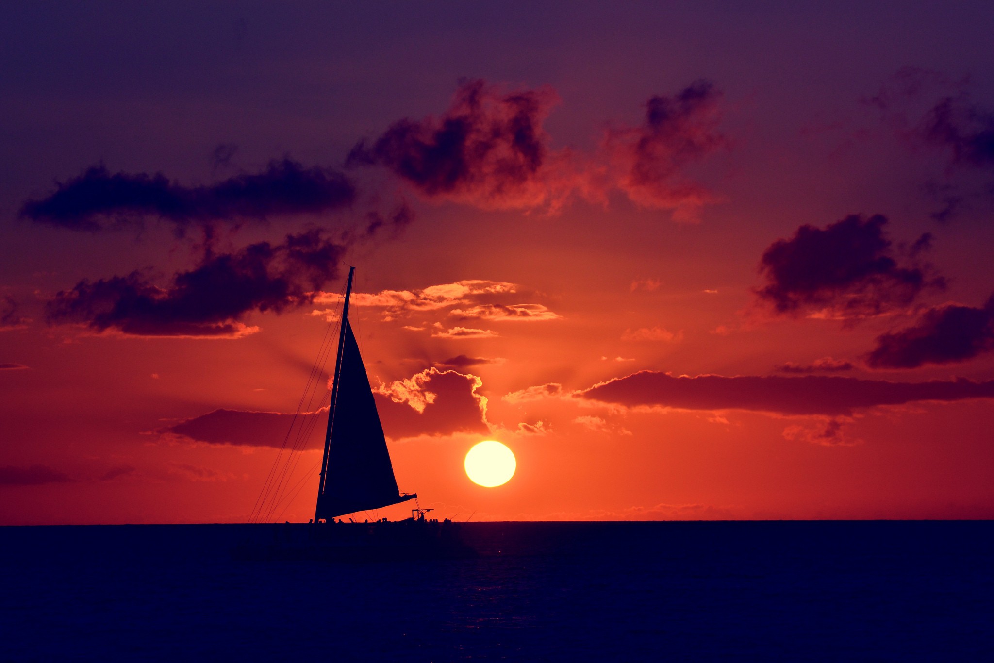 572874 baixar papel de parede veículos, veleiro, nuvem, cores, oceano, vermelho, barco a vela, navegação, céu, sol, pôr do sol - protetores de tela e imagens gratuitamente