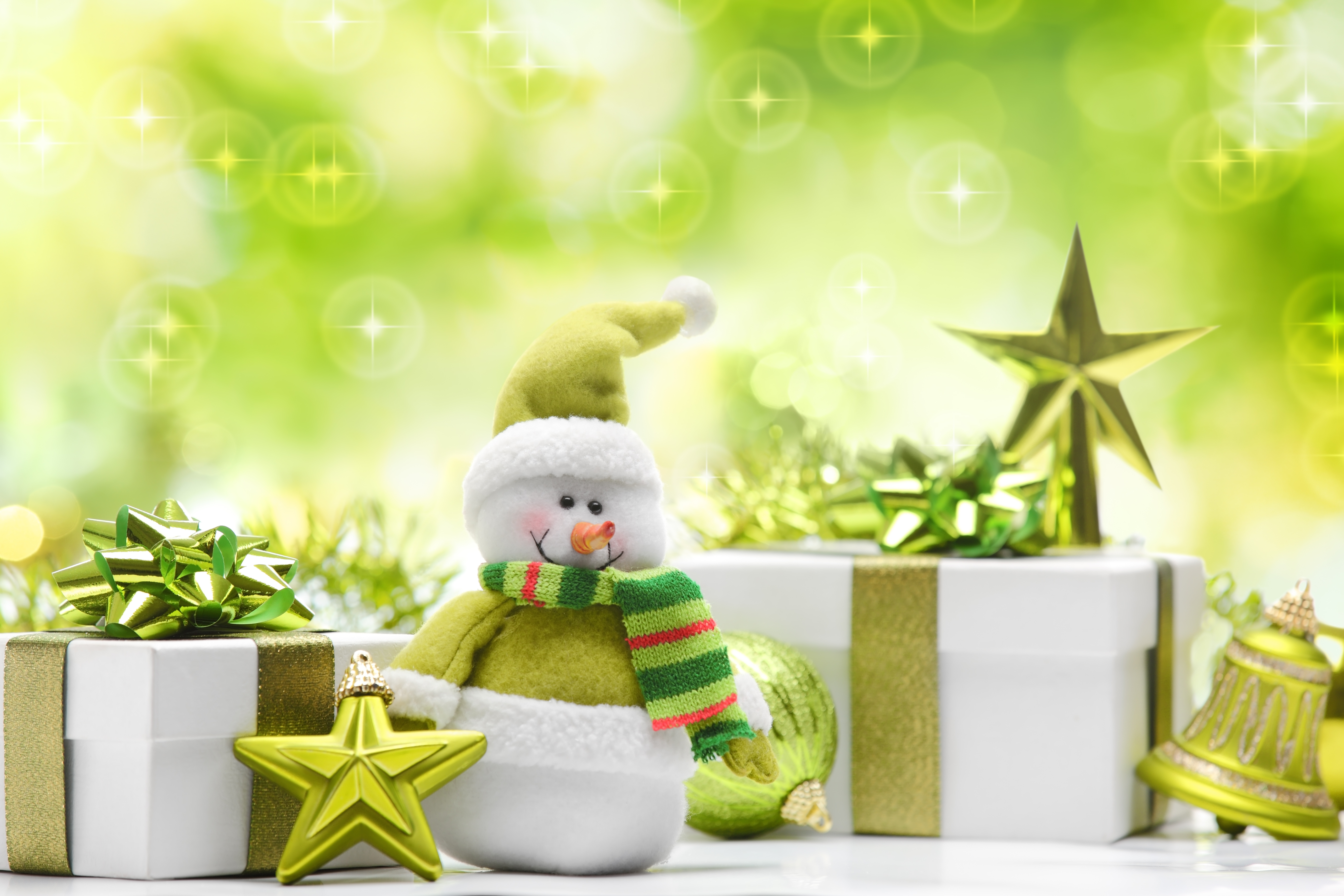 611354 скачать картинку снеговик, подарки, рождество, праздничные, рождественские украшения, зеленый - обои и заставки бесплатно