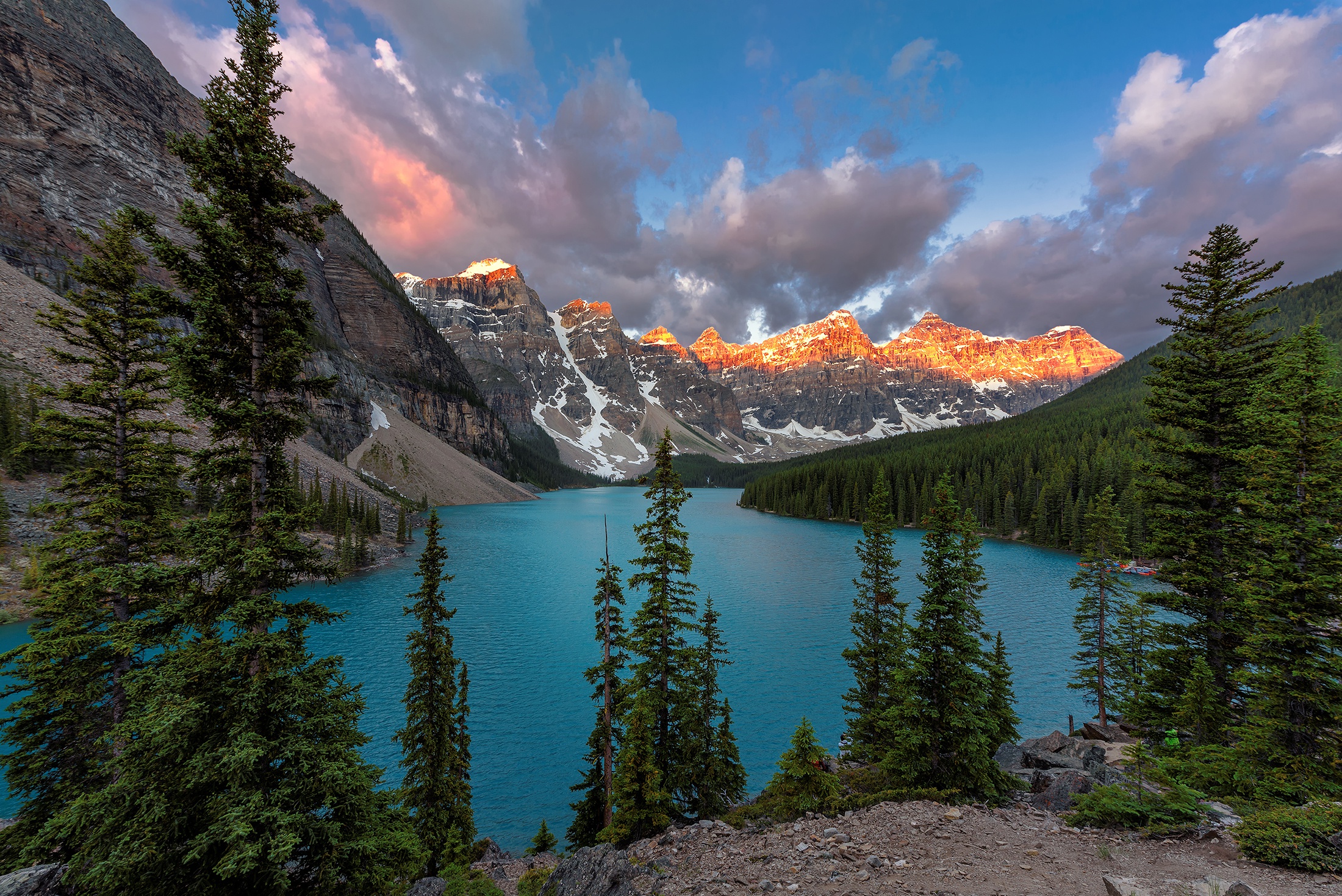 Скачать картинку Природа, Озера, Гора, Озеро, Канада, Земля/природа, Озеро Морейн в телефон бесплатно.
