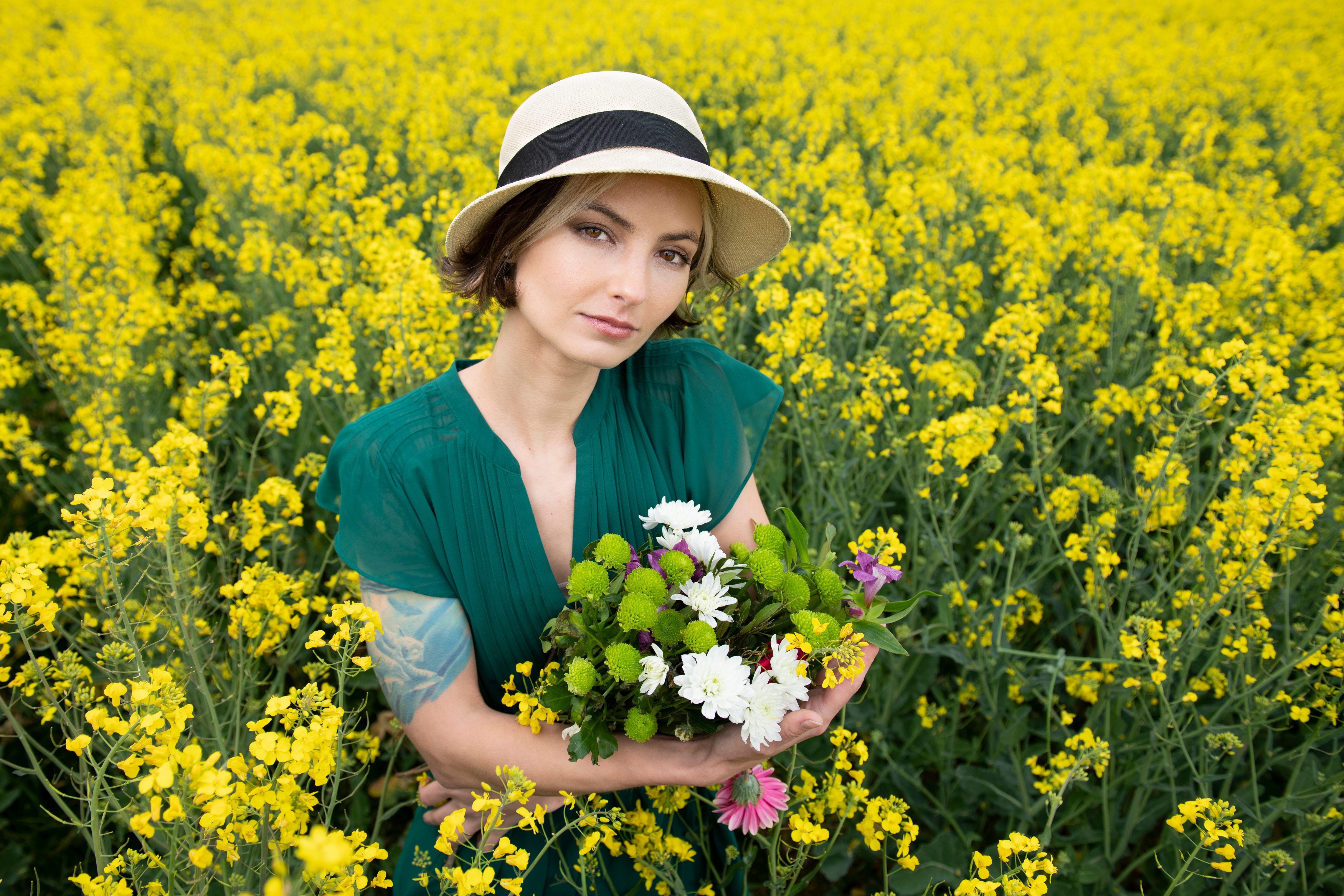 Download mobile wallpaper Hat, Model, Women, Yellow Flower, Rapeseed, Hazel Eyes for free.