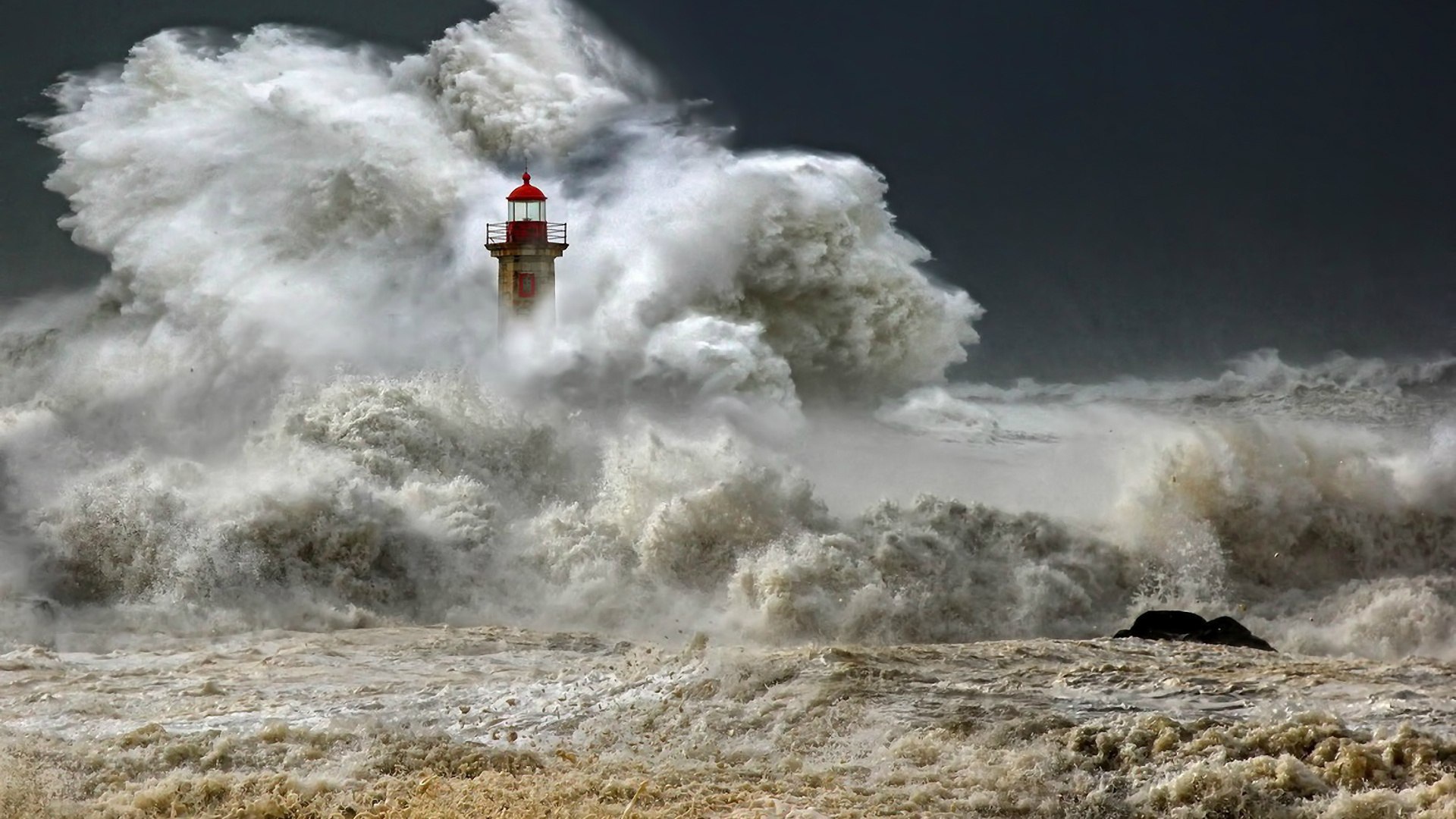 Handy-Wallpaper Ozean, Leuchtturm, Sturm, Welle, Meer, Menschengemacht kostenlos herunterladen.