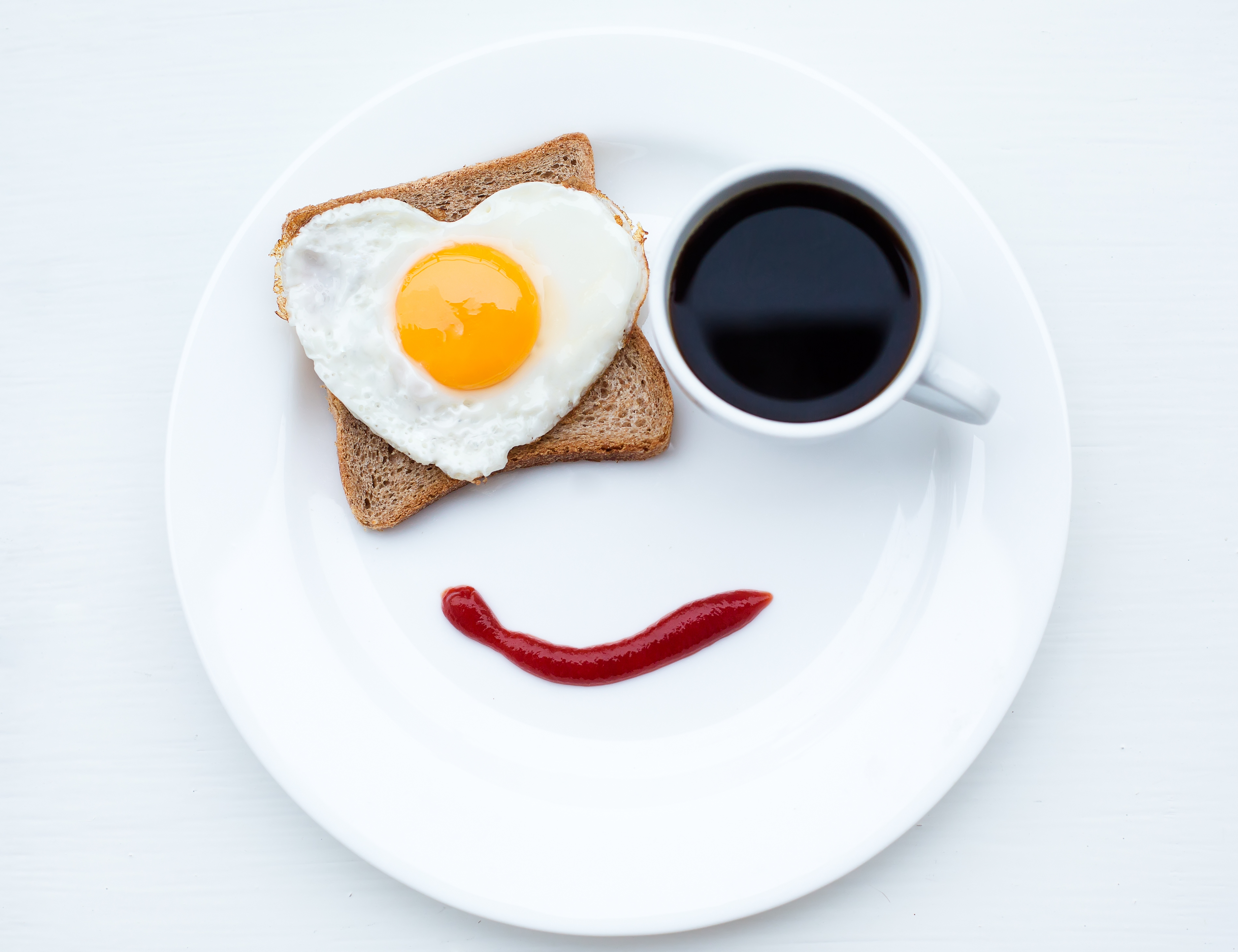 858064 скачать картинку еда, завтрак, хлеб, кофе, чашка, яйцо, лицо - обои и заставки бесплатно