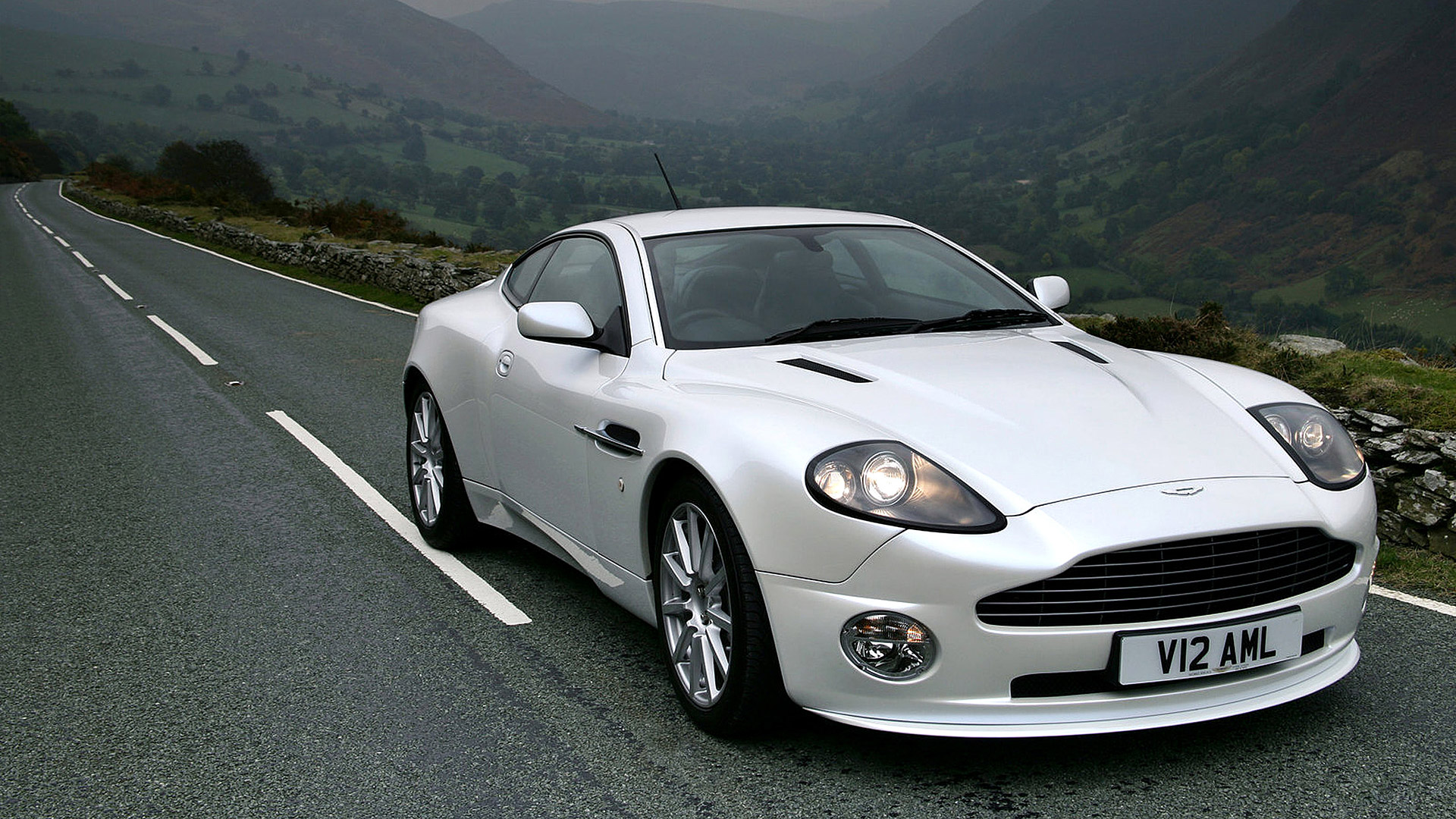 Baixar papel de parede para celular de Aston Martin, Carro, Veículos, Carro Branco, Aston Martin Vanquish gratuito.