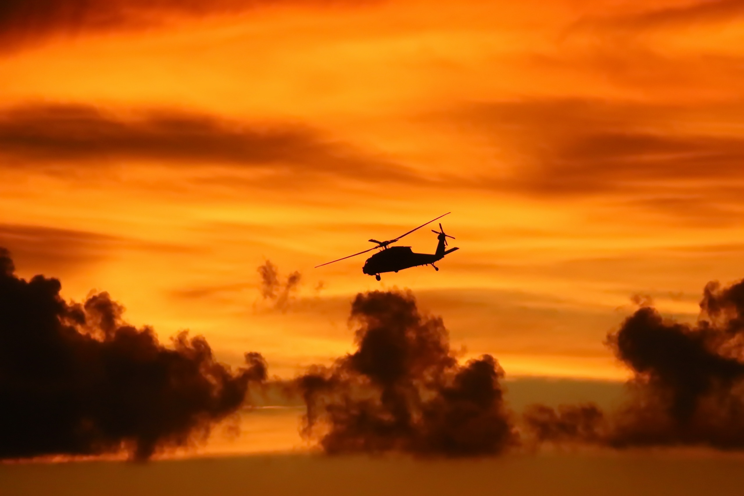 Descarga gratis la imagen Helicóptero, Nube, Militar, Atardecer, Helicópteros Militares en el escritorio de tu PC
