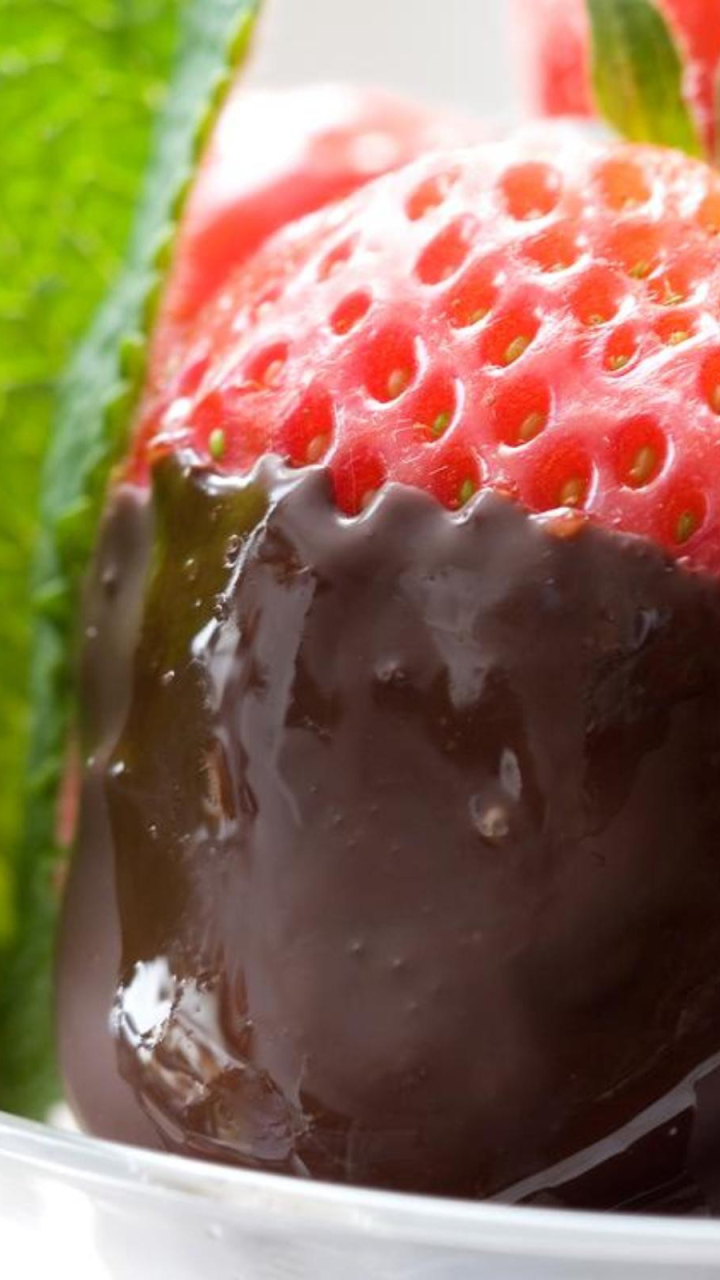 Handy-Wallpaper Erdbeere, Schokolade, Nahrungsmittel, Früchte kostenlos herunterladen.