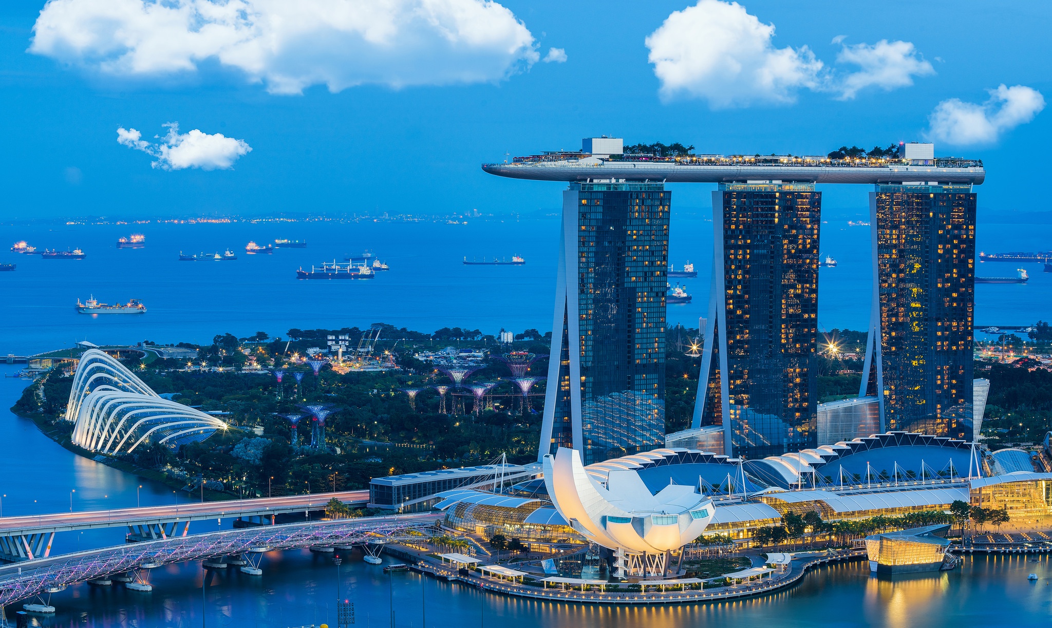 871936 скачать картинку сделано человеком, marina bay sands, здание, ночь, сингапур, небоскрёб - обои и заставки бесплатно