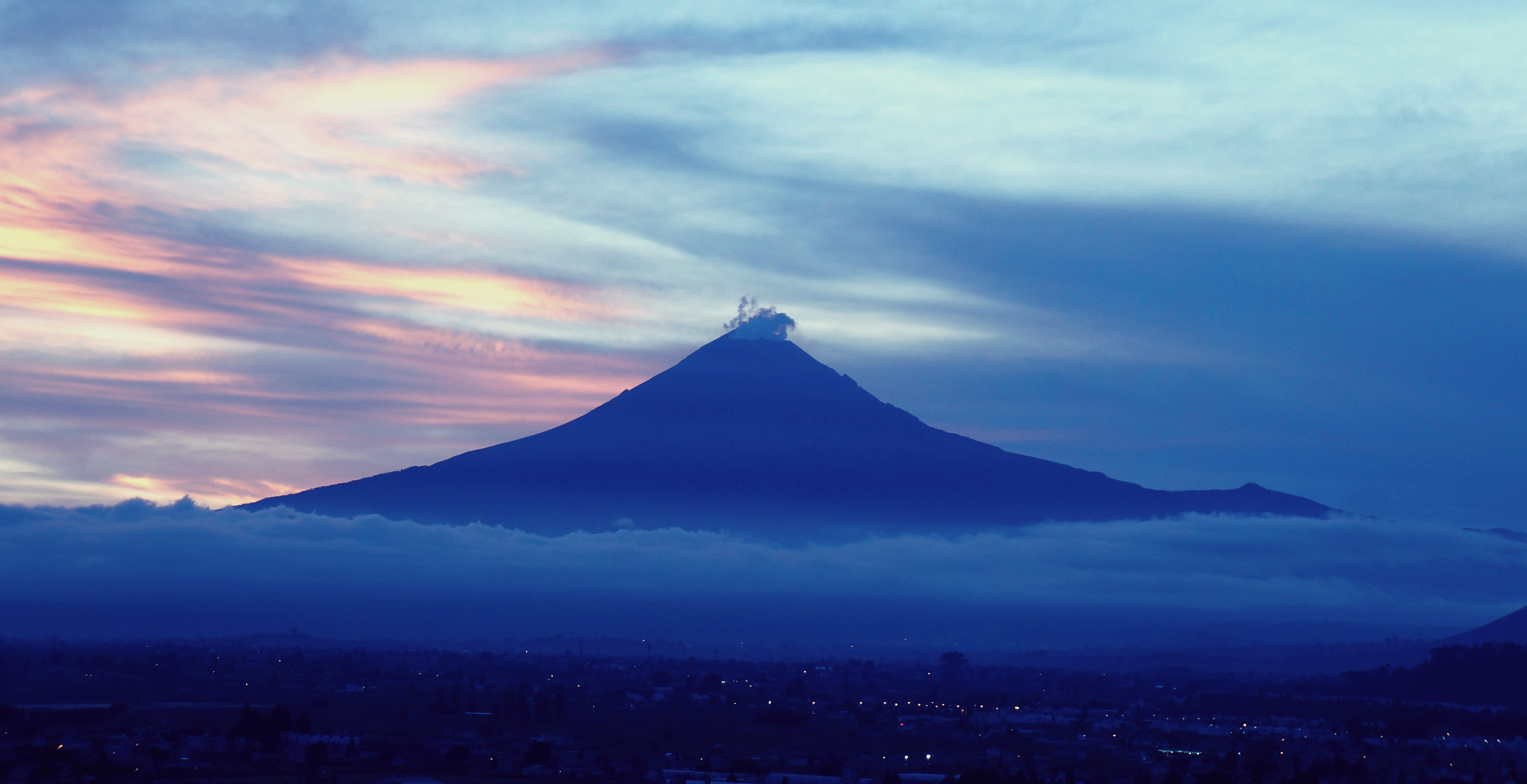 Descarga gratis la imagen Crepúsculo, Niebla, Pastel, Volcán, México, Volcanes, Tierra/naturaleza, Popocatépetl en el escritorio de tu PC