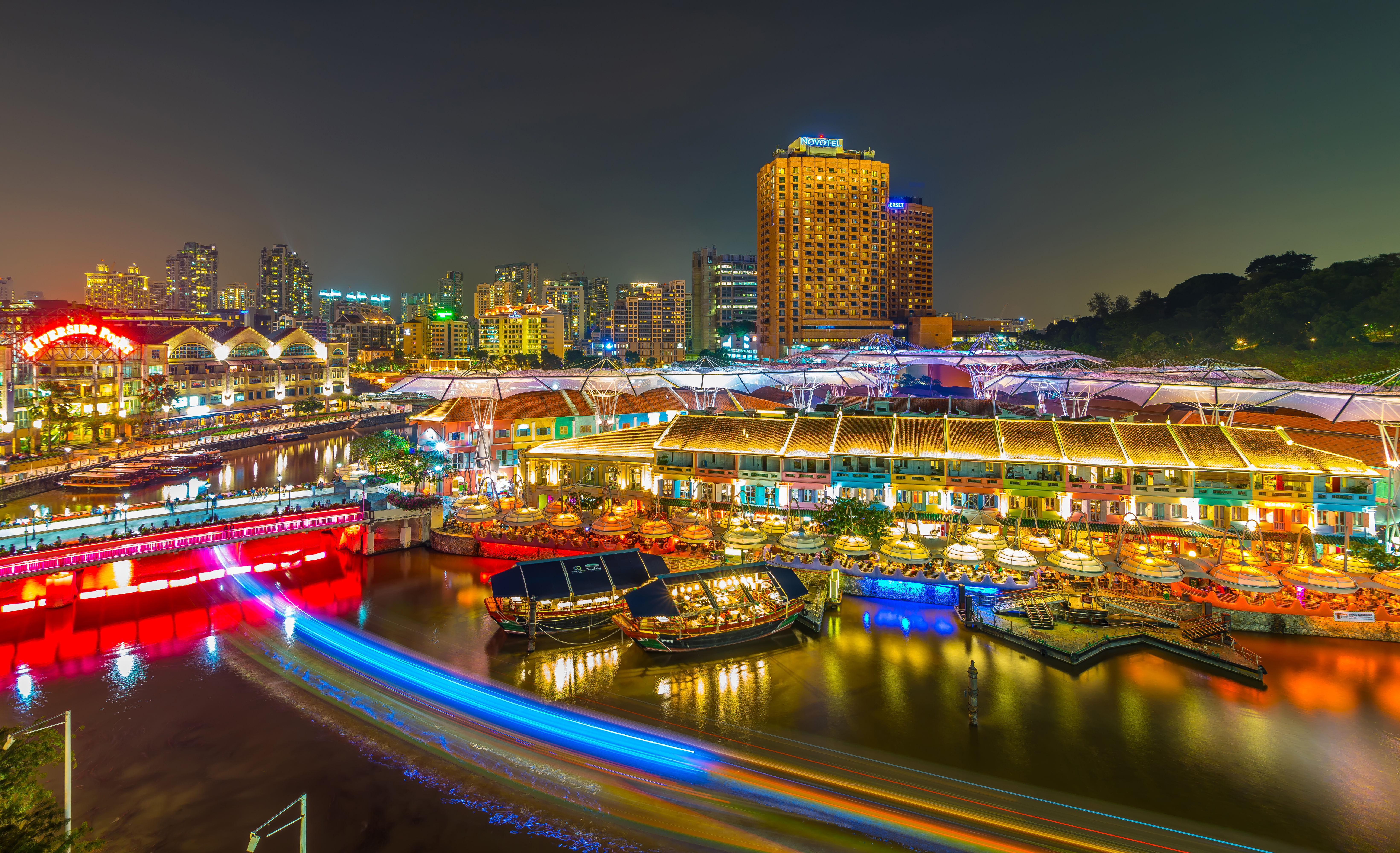 Laden Sie das Städte, Gebäude, Licht, Fluss, Boot, Singapur, Nacht, Menschengemacht, Zeitraffer-Bild kostenlos auf Ihren PC-Desktop herunter