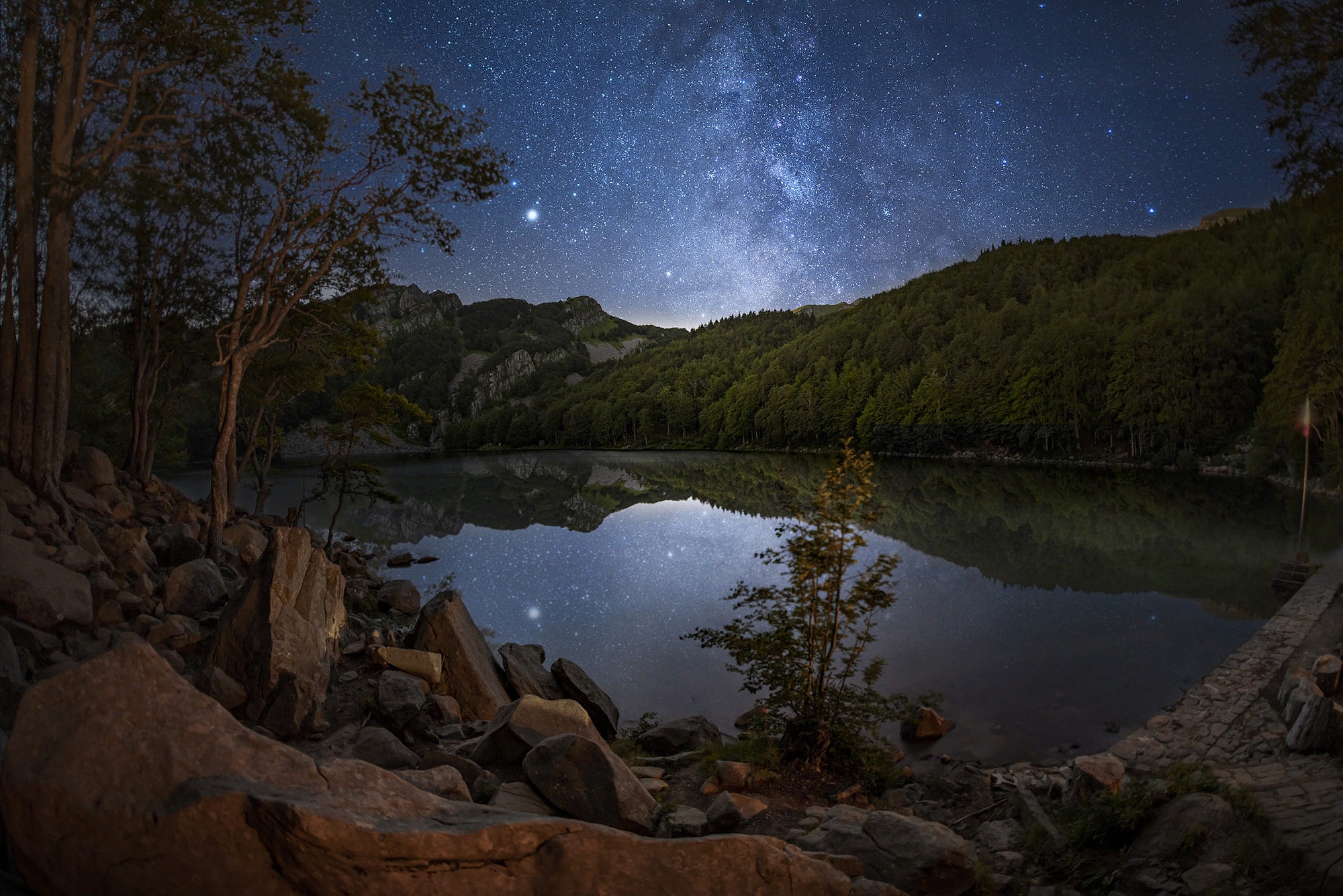 Download mobile wallpaper Nature, Stars, Night, Lakes, Italy, Mountain, Lake, Forest, Earth, Stone for free.