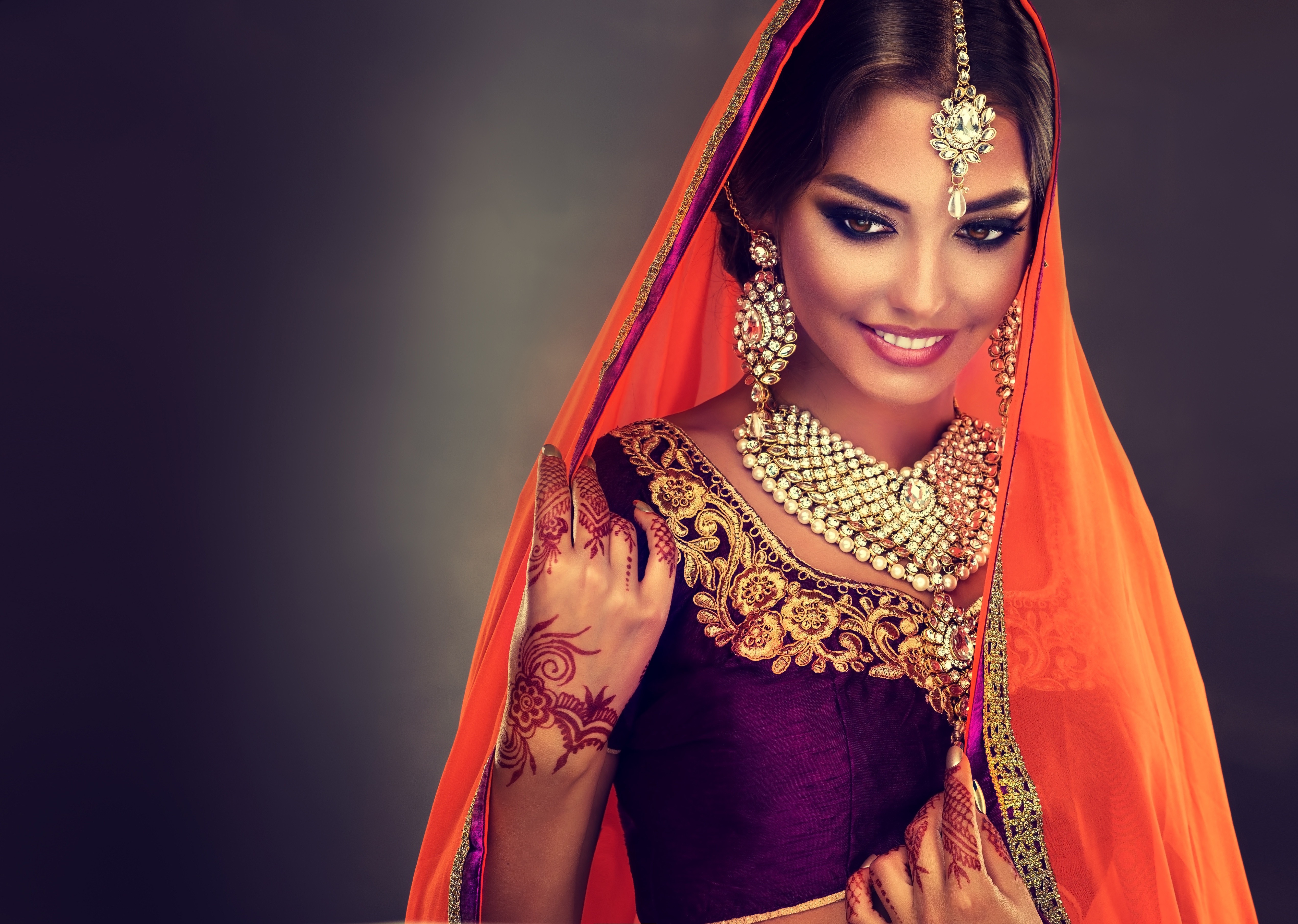 945881 Hintergrundbild herunterladen frauen, modell, schwarzes haar, braune augen, ohrringe, indisch, schmuck, halskette, sari, lächeln - Bildschirmschoner und Bilder kostenlos