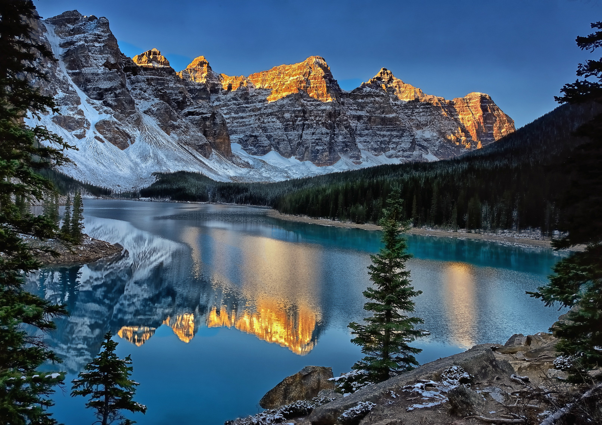 588014 Hintergrundbild herunterladen erde/natur, spiegelung, banff nationalpark, kanada, see, moränensee, gebirge, tal der zehn gipfel - Bildschirmschoner und Bilder kostenlos