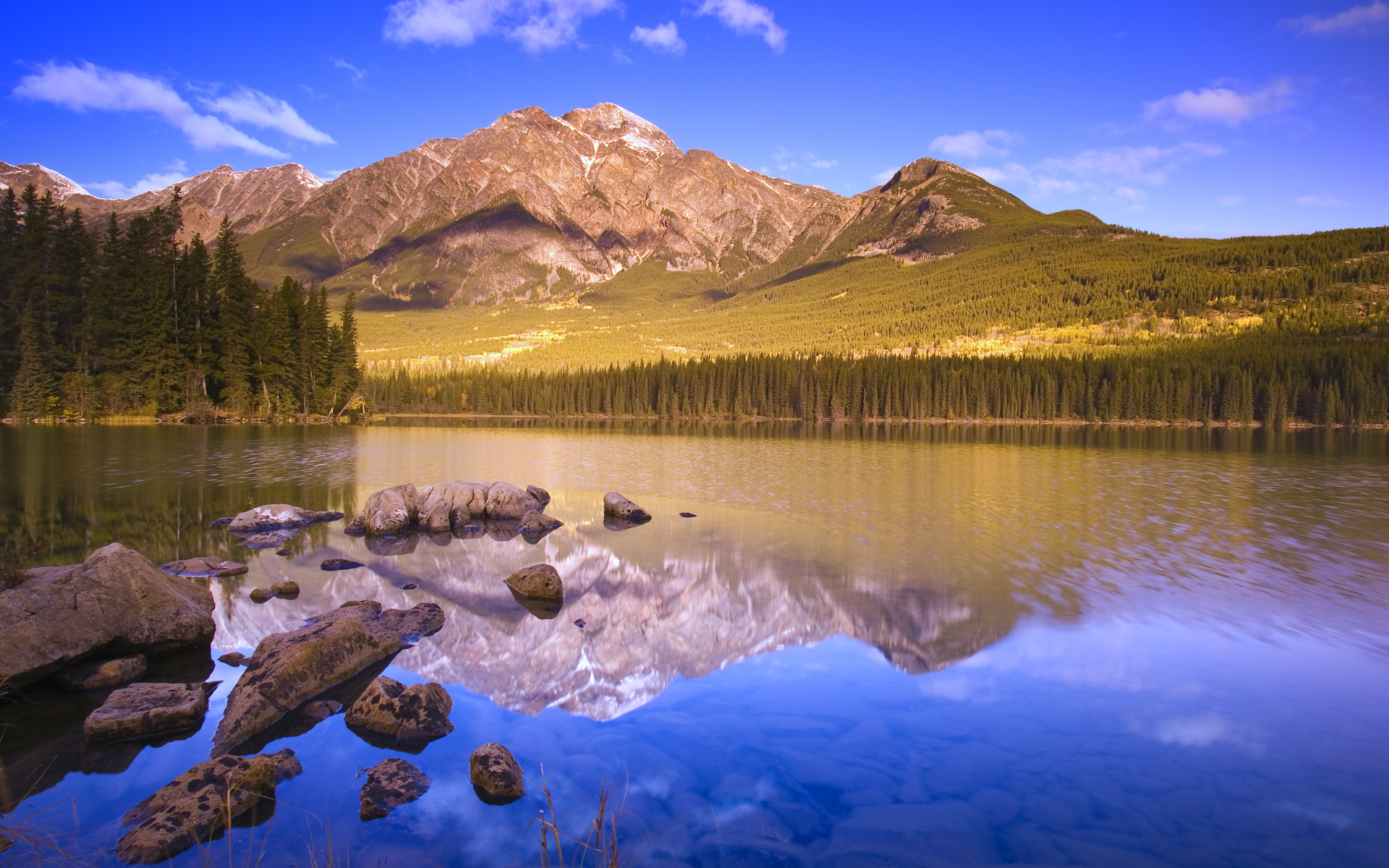 PCデスクトップに水, 湖, 山, 反射, 森, 地球, 空画像を無料でダウンロード
