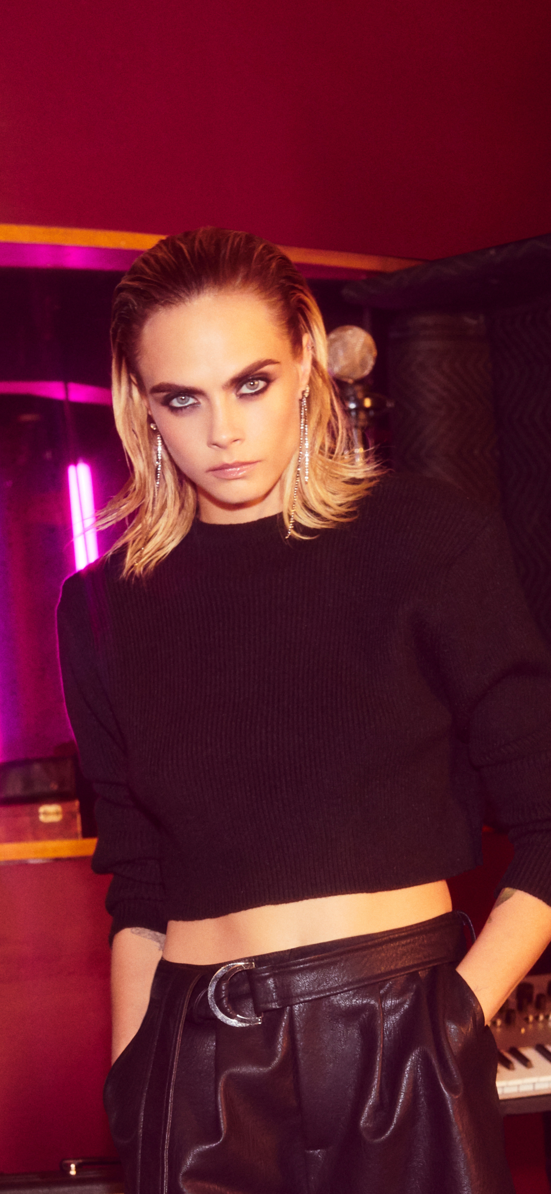 Download mobile wallpaper Blonde, English, Model, Celebrity, Actress, Cara Delevingne for free.