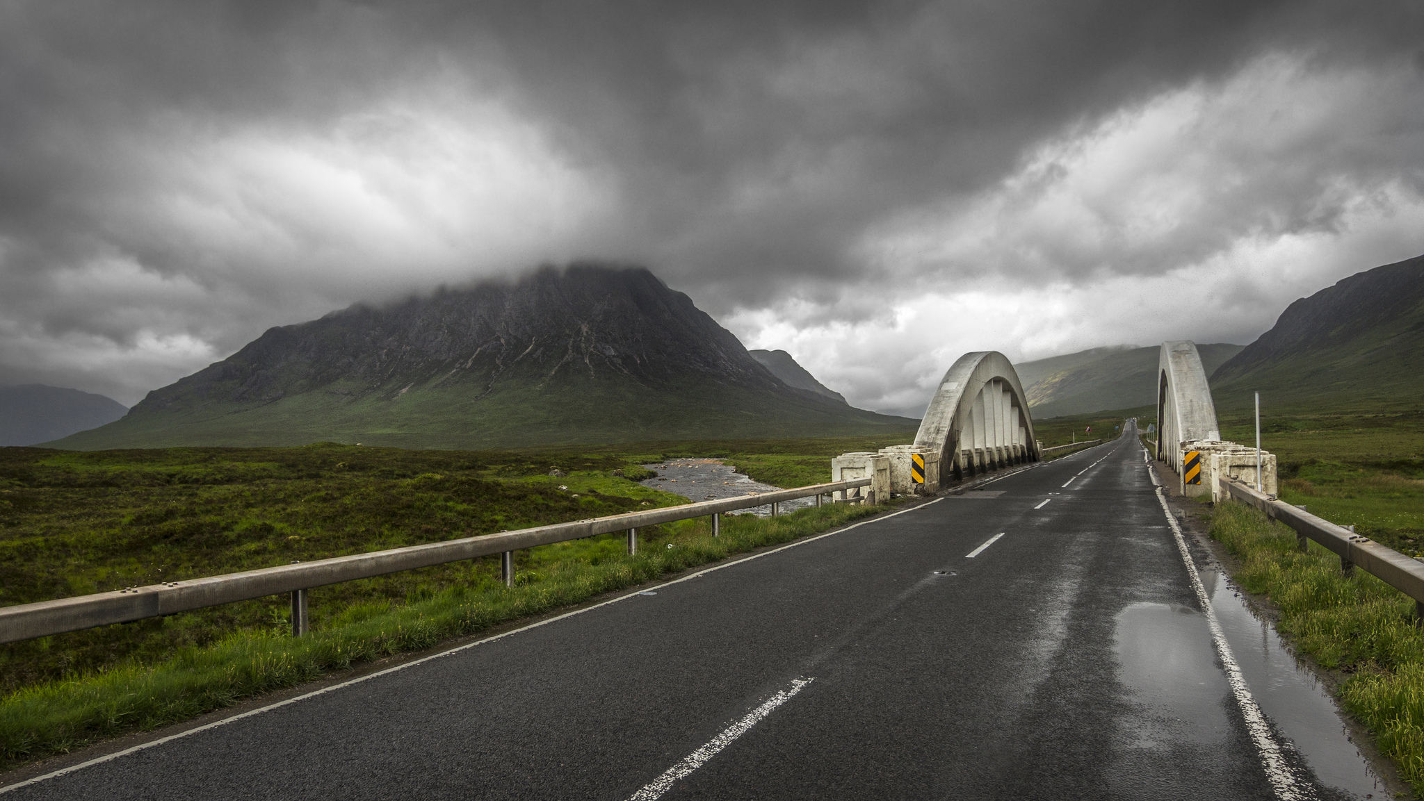 Скачати мобільні шпалери Гора, Дорога, Міст, Шотландія, Хмара, Створено Людиною безкоштовно.