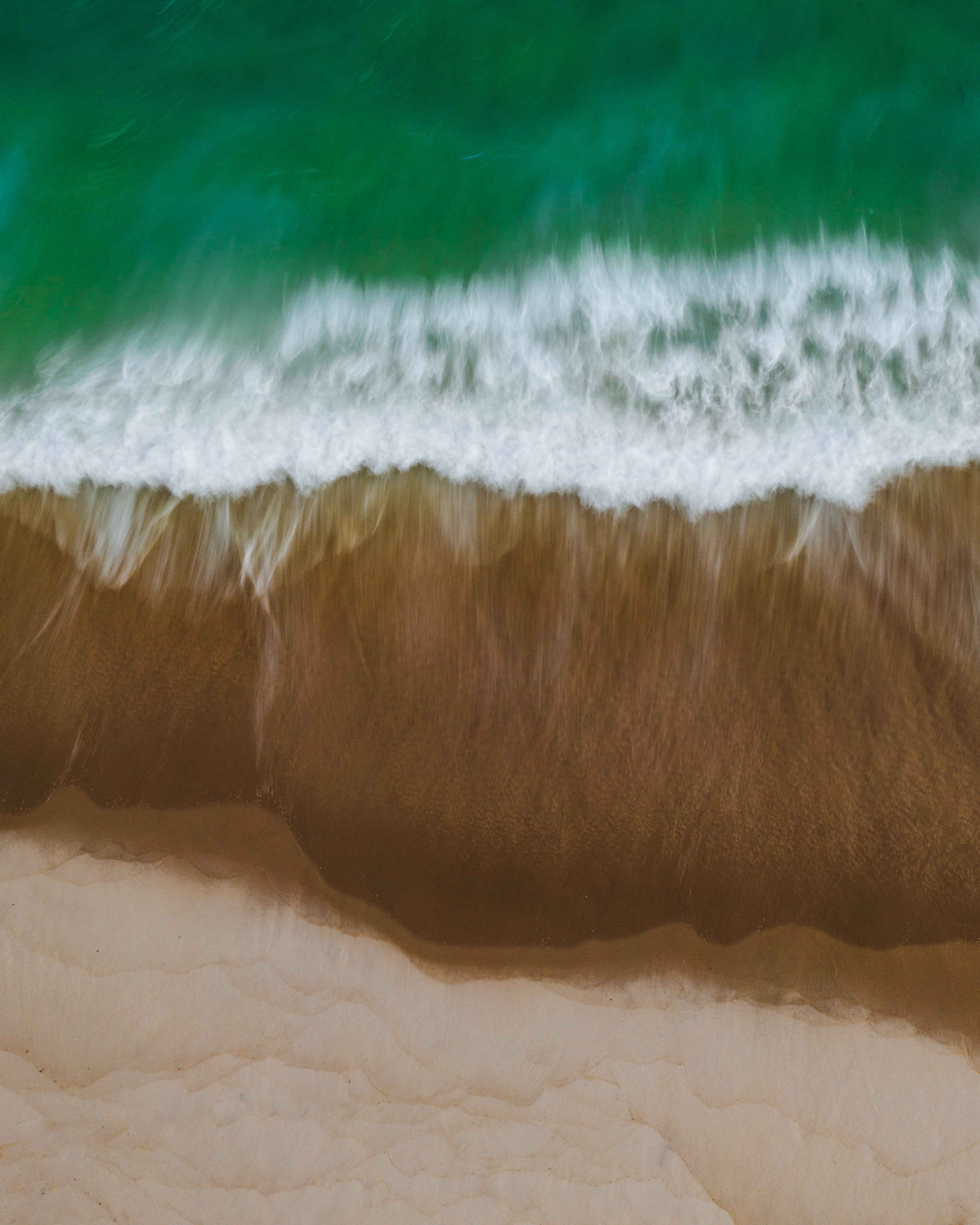 Скачать картинку Размытость, Волна, Пляж, Природа в телефон бесплатно.