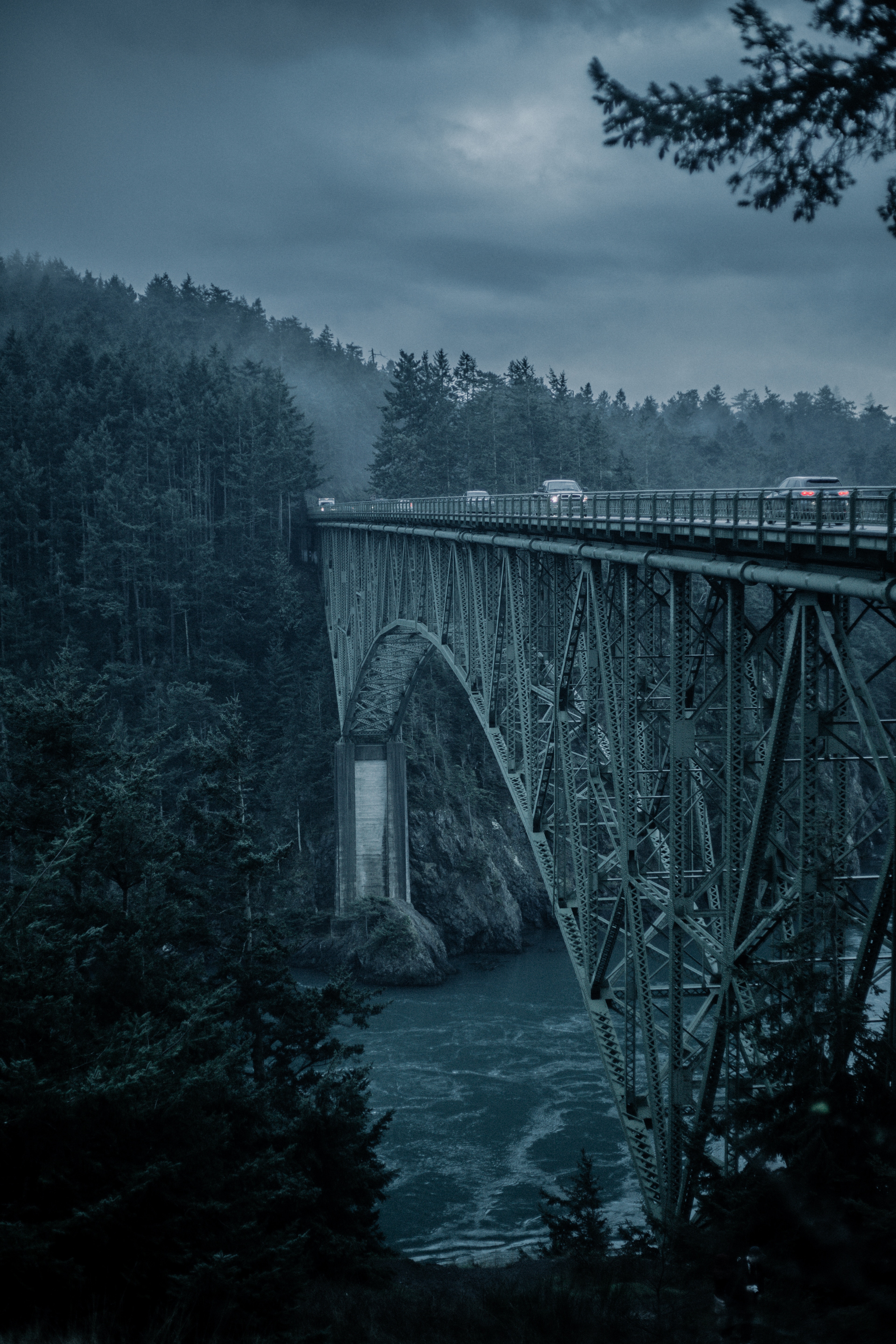131210 скачать обои мост, горы, вечер, автомобили, природа - заставки и картинки бесплатно