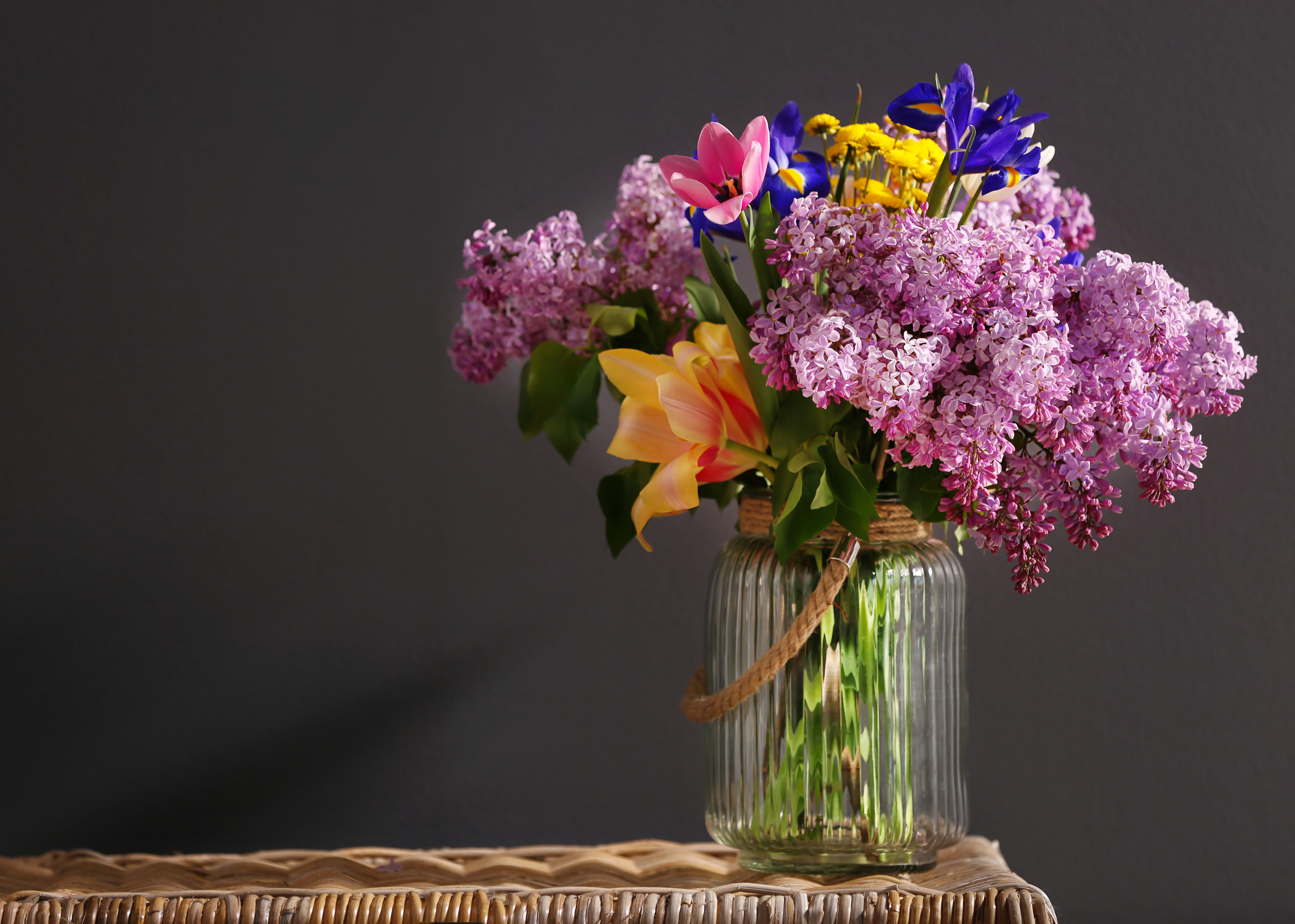 Laden Sie das Blume, Farben, Vase, Bunt, Gelbe Blume, Menschengemacht, Pinke Blume, Stillleben, Flieder, Blaue Blume-Bild kostenlos auf Ihren PC-Desktop herunter