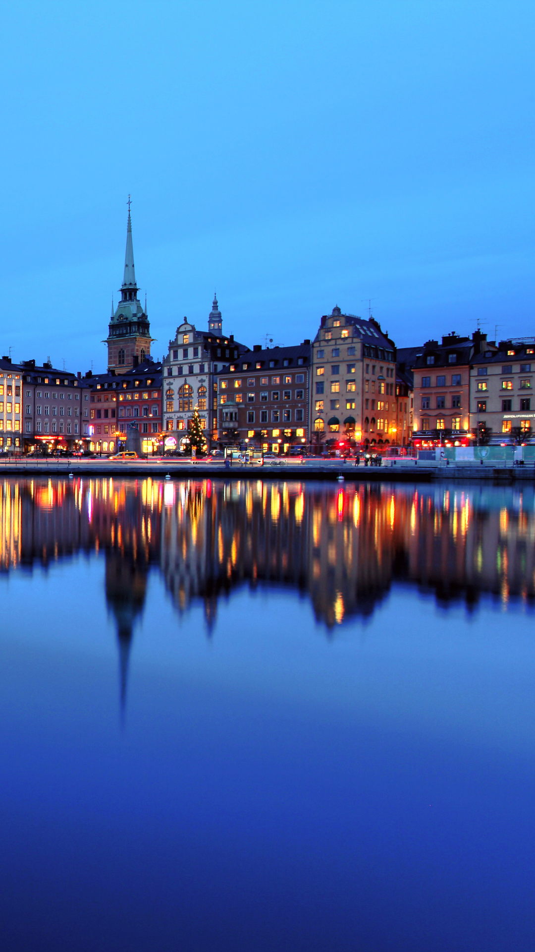 Скачать картинку Города, Вода, Ночь, Город, Отражение, Здание, Стокгольм, Швеция, Строительство, Сделано Человеком в телефон бесплатно.