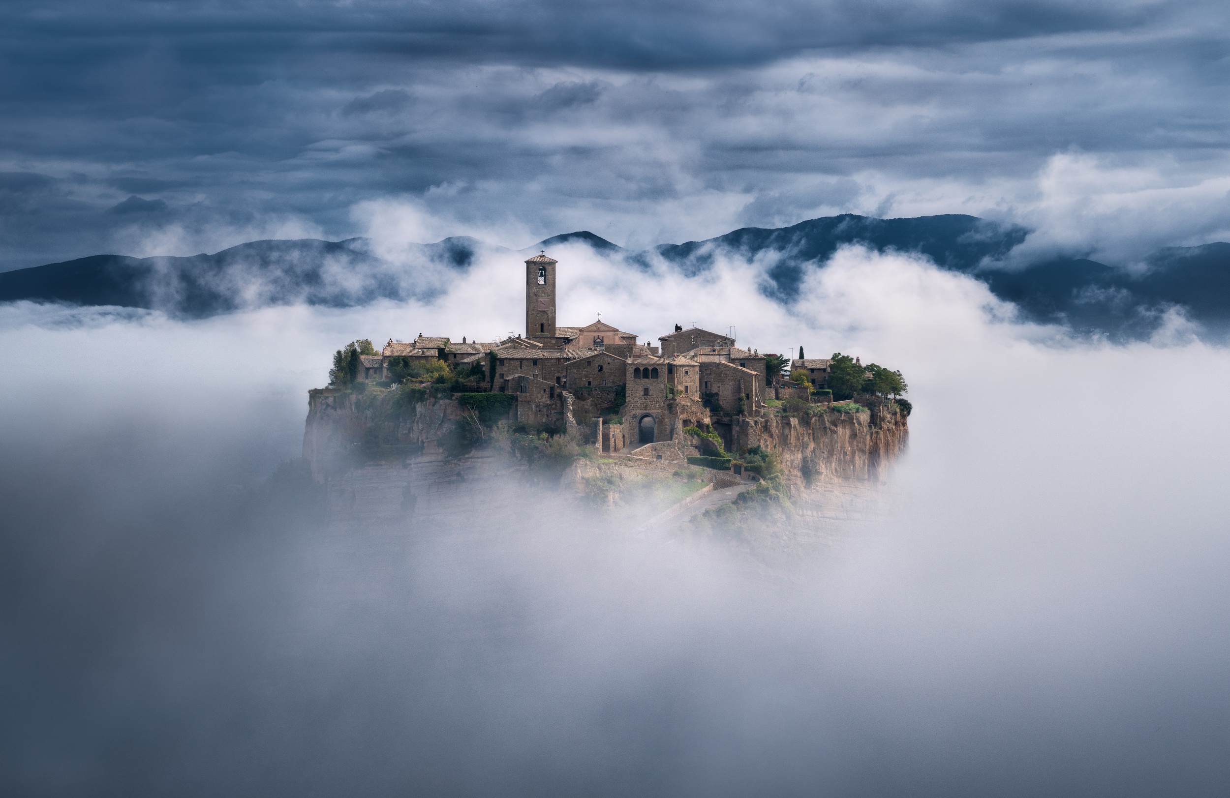 Laden Sie das Städte, Italien, Stadt, Festung, Wolke, Menschengemacht, Civita Di Bagnoregio-Bild kostenlos auf Ihren PC-Desktop herunter