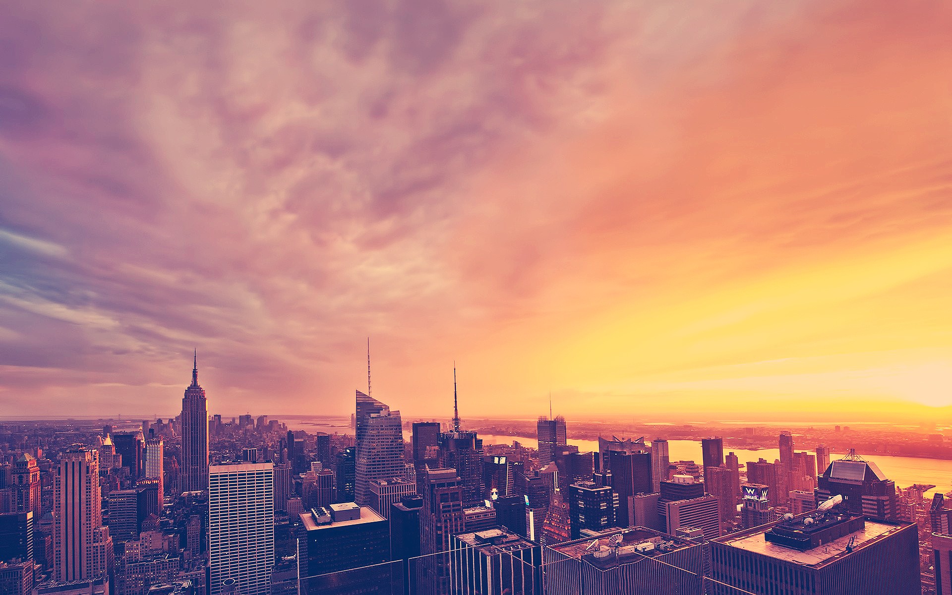 Скачати мобільні шпалери Хмарочос, Будівля, Нью Йорк, Манхеттен, Міста, Створено Людиною, Захід Сонця безкоштовно.