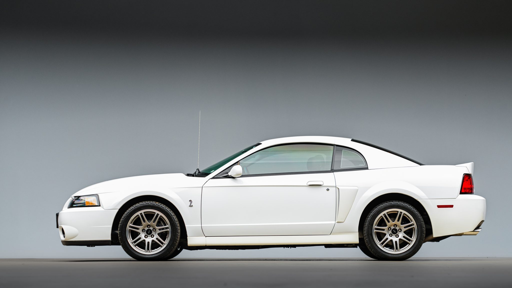 Laden Sie Ford Mustang Svt Cobra HD-Desktop-Hintergründe herunter