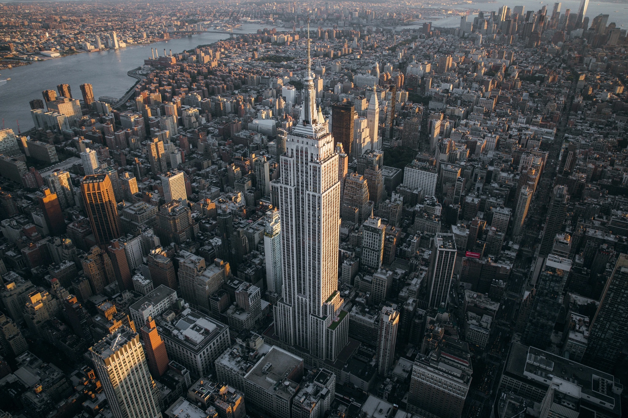 Handy-Wallpaper Wolkenkratzer, Gebäude, New York, Vereinigte Staaten Von Amerika, Empire State Building, Monumente, Menschengemacht, Großstadt, Luftbildfotografie kostenlos herunterladen.
