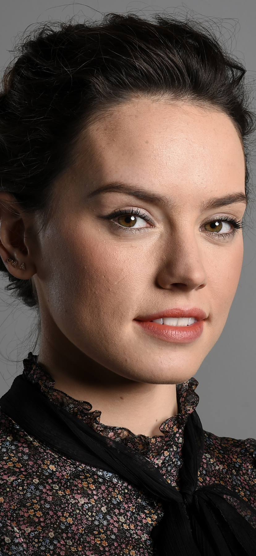 Download mobile wallpaper Smile, English, Face, Celebrity, Actress, Hazel Eyes, Daisy Ridley for free.